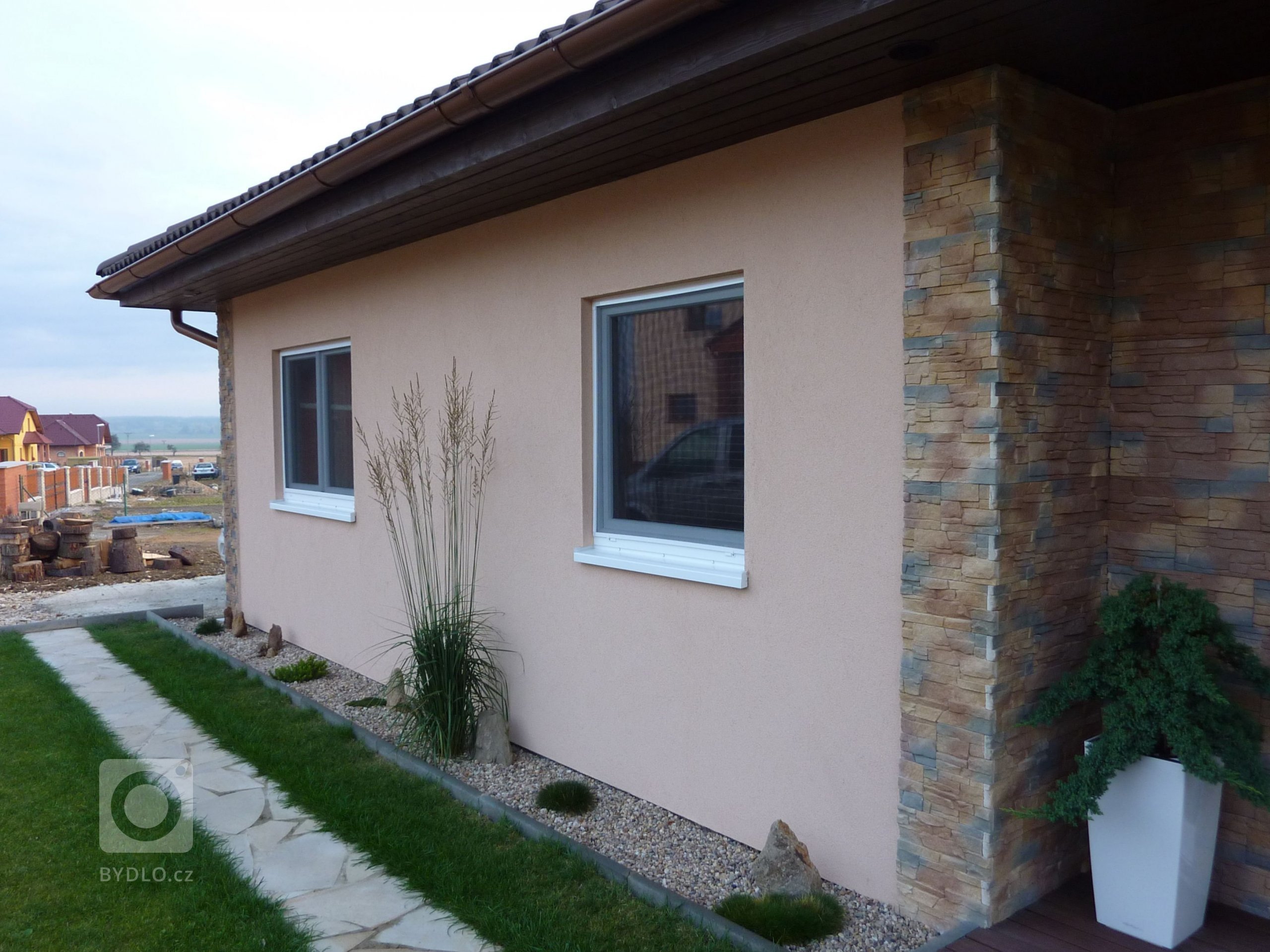 Bungalov&nbsp;MS 07&nbsp;postavený na rovinatém pozemku má dispozici 4+kk + garáž a jeho užitná plocha včetně garáže činí 126 m2. Typ MS 07 je větší dům s&nbsp…