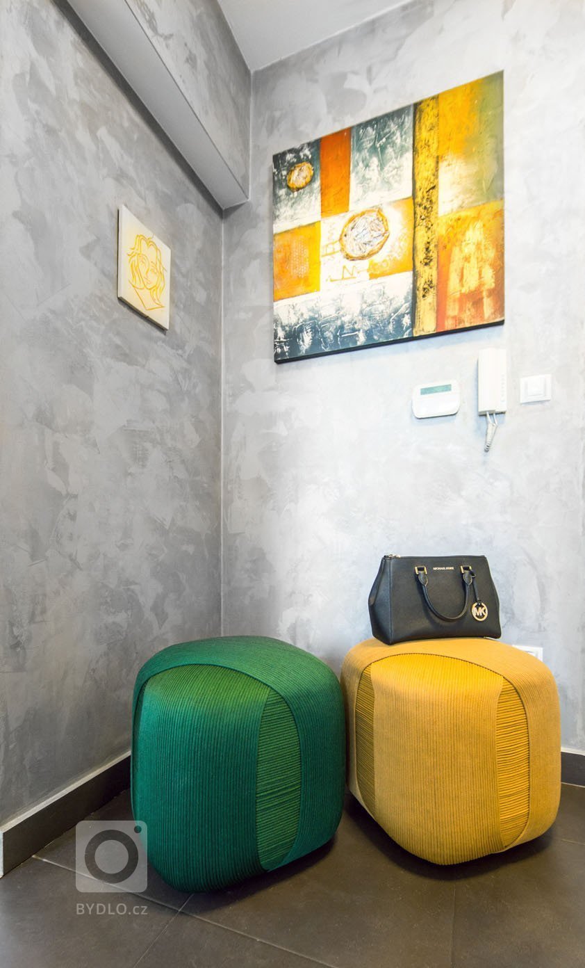 Cielom návrhu bol redizajn obývacej časti spojený s jedálňou a zádverím. Interiér je riešený v modernom minimalistickom dizajne kde prevláda sivá s bielou a…