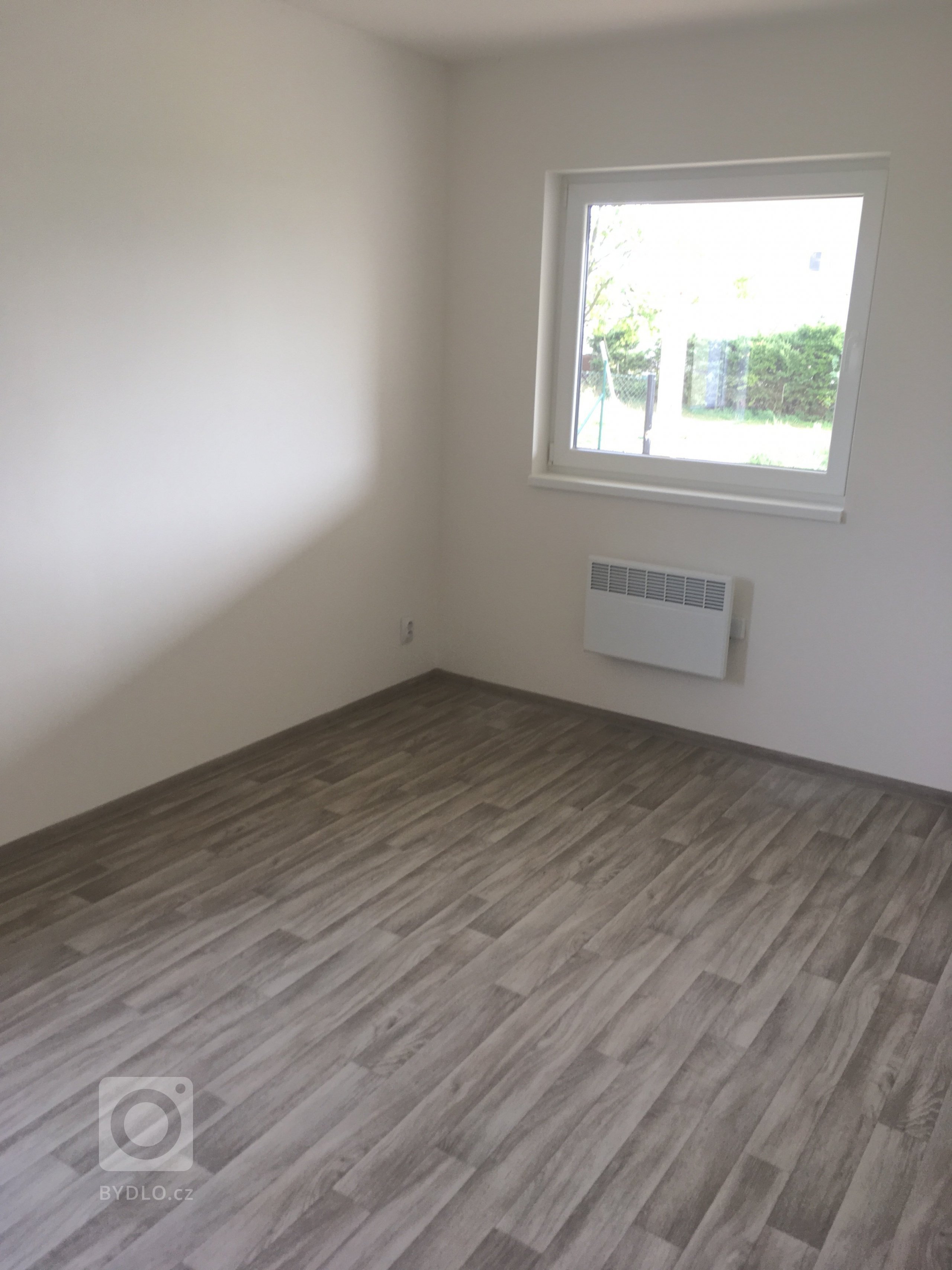 Dřevostavba o zastavěné ploše 85m2 s&nbsp;přesahem střechy tvořící přístřešek ke vchodu dle vlastního půdorysu byla dokončena v&nbsp;roce 2017 v&nbsp…