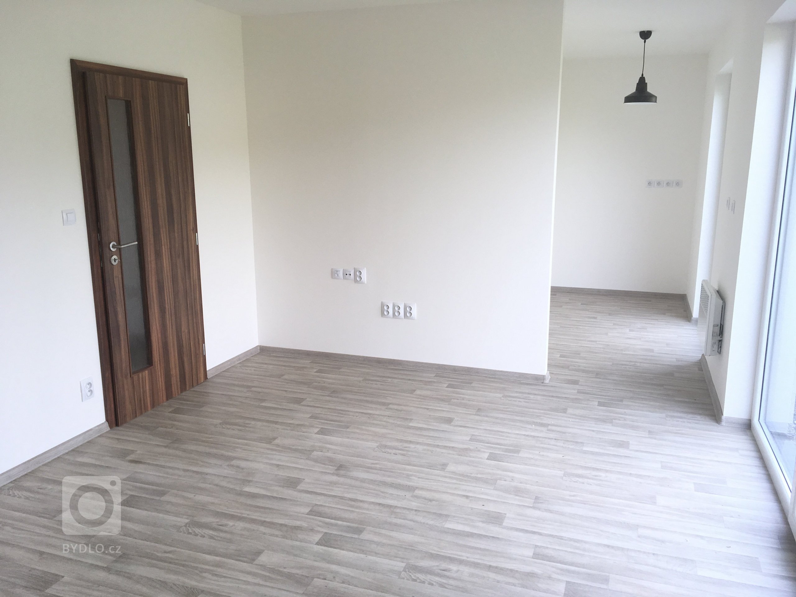 Dřevostavba o zastavěné ploše 85m2 s&nbsp;přesahem střechy tvořící přístřešek ke vchodu dle vlastního půdorysu byla dokončena v&nbsp;roce 2017 v&nbsp…