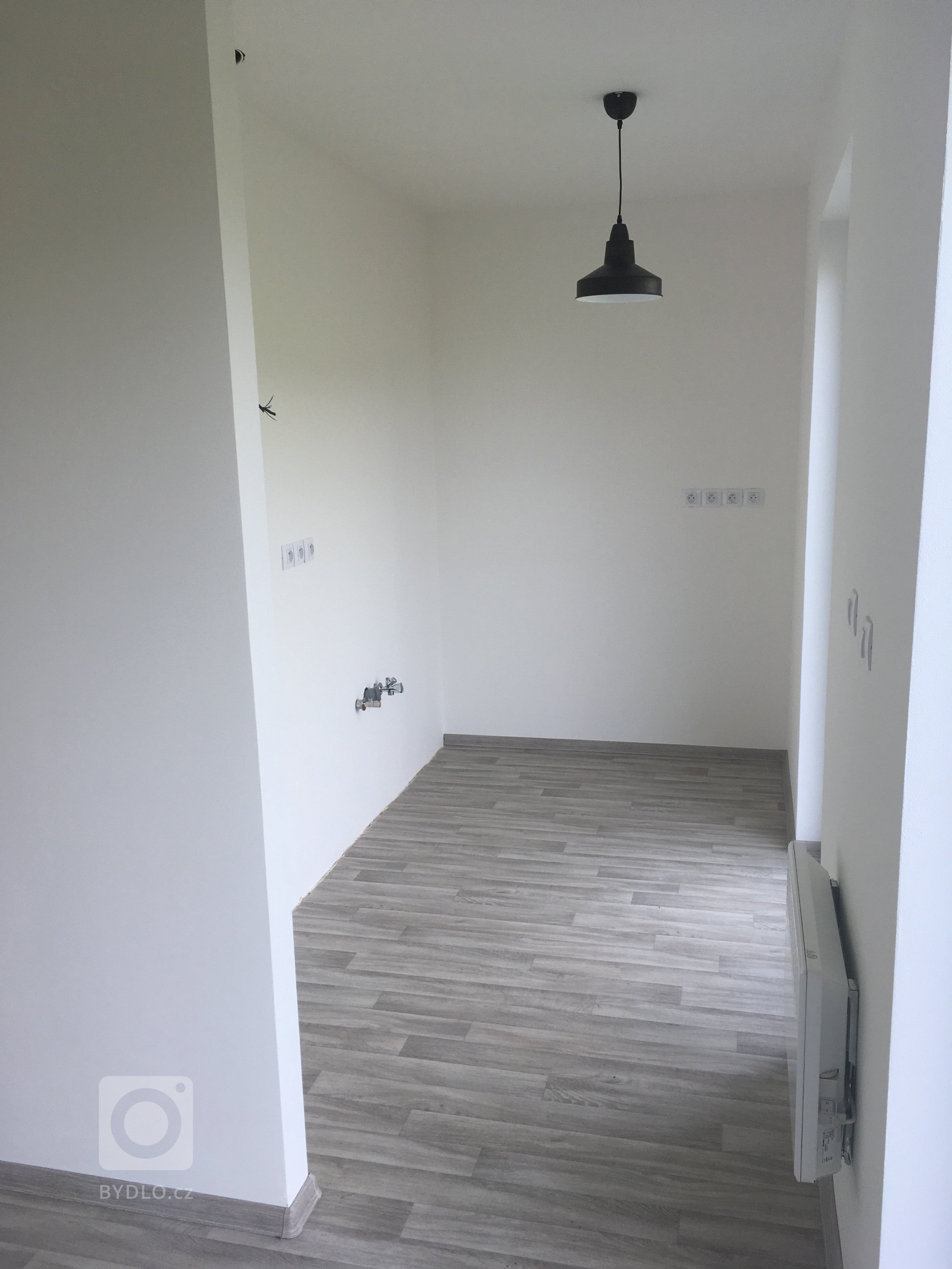 Dřevostavba o zastavěné ploše 85m2 s&nbsp;přesahem střechy tvořící přístřešek ke vchodu dle vlastního půdorysu byla dokončena v&nbsp;roce 2017 v&nbsp…