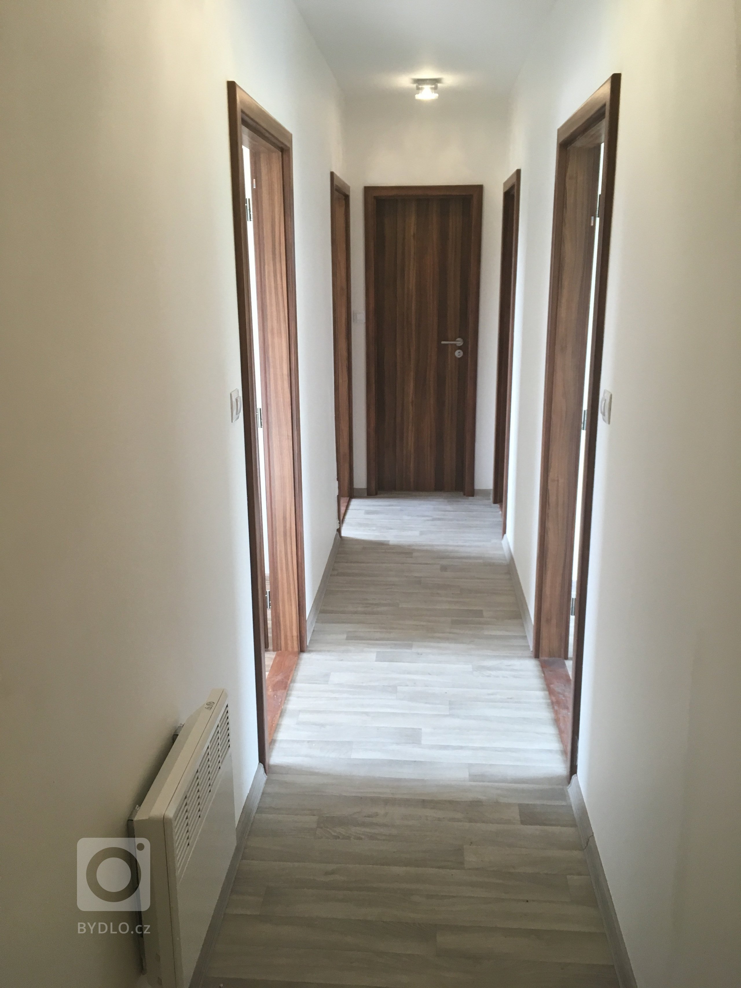 Dřevostavba o zastavěné ploše 85m2 s&nbsp;přesahem střechy tvořící přístřešek ke vchodu dle vlastního půdorysu byla dokončena v&nbsp;roce 2017 v&nbsp…