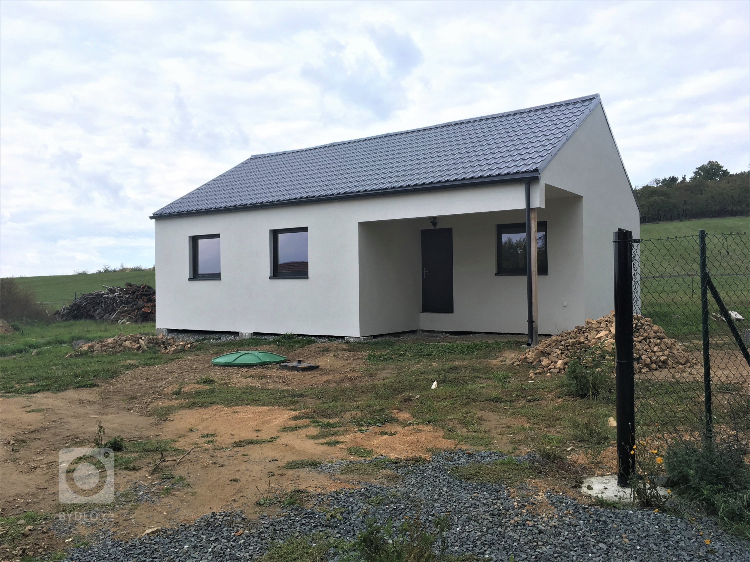 Dřevostavba o zastavěné ploše 85m2 s&nbsp;přesahem střechy tvořící přístřešek ke vchodu dle vlastního půdorysu byla dokončena v&nbsp;roce 2017 v&nbsp…