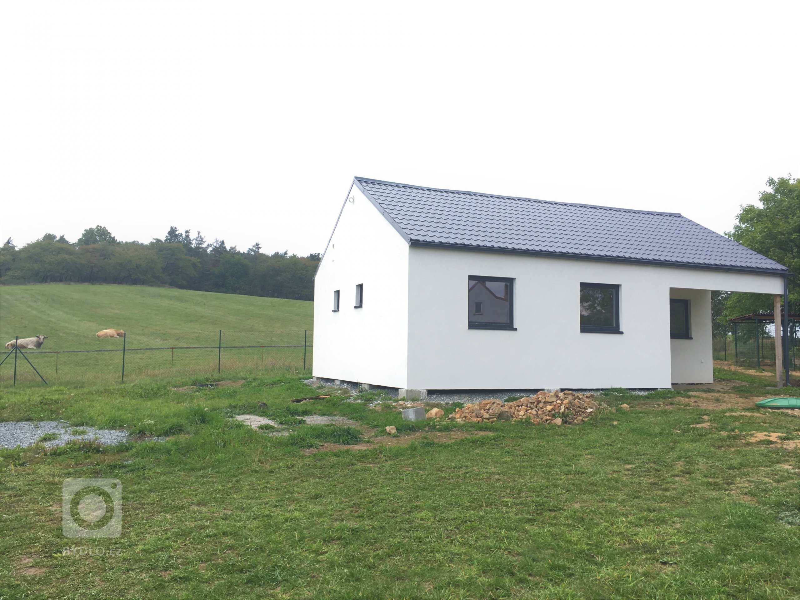 Dřevostavba o zastavěné ploše 85m2 s&nbsp;přesahem střechy tvořící přístřešek ke vchodu dle vlastního půdorysu byla dokončena v&nbsp;roce 2017 v&nbsp…