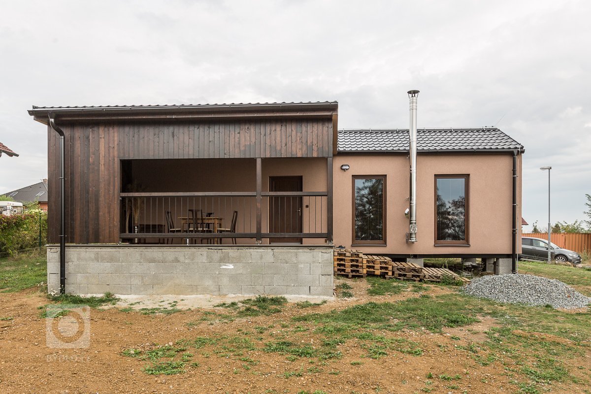 Stavba se nachází na velmi krásném pozemku, lehce svažitém a je opravdu krásně vyřešen interiér.
