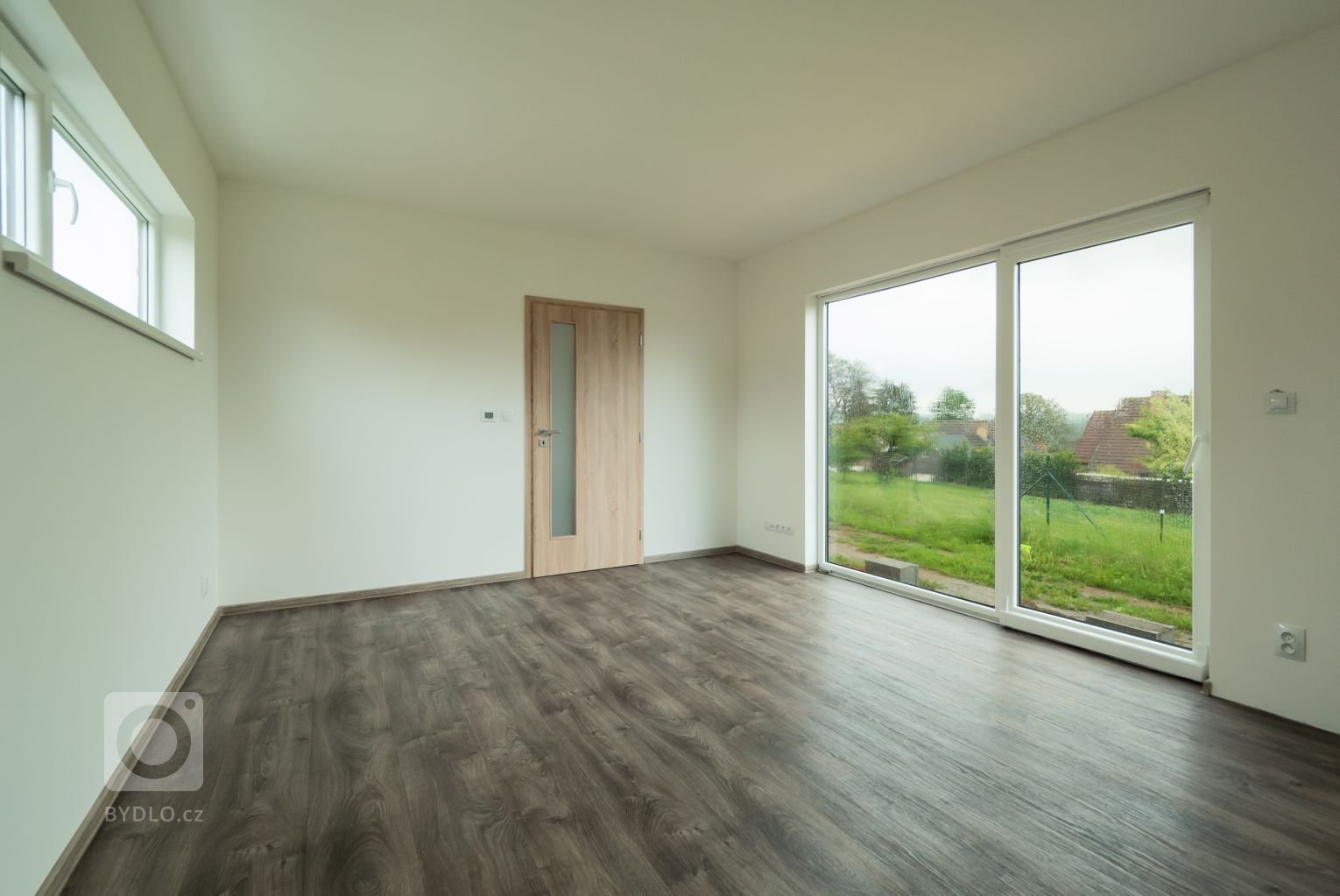 Dřevostavba EASY 48 s terasou a pergolou dokončená letos v létě. Kombinace bílé fasády, antracitové střechy a oken a obkladu ze sibiřského modřínu s…