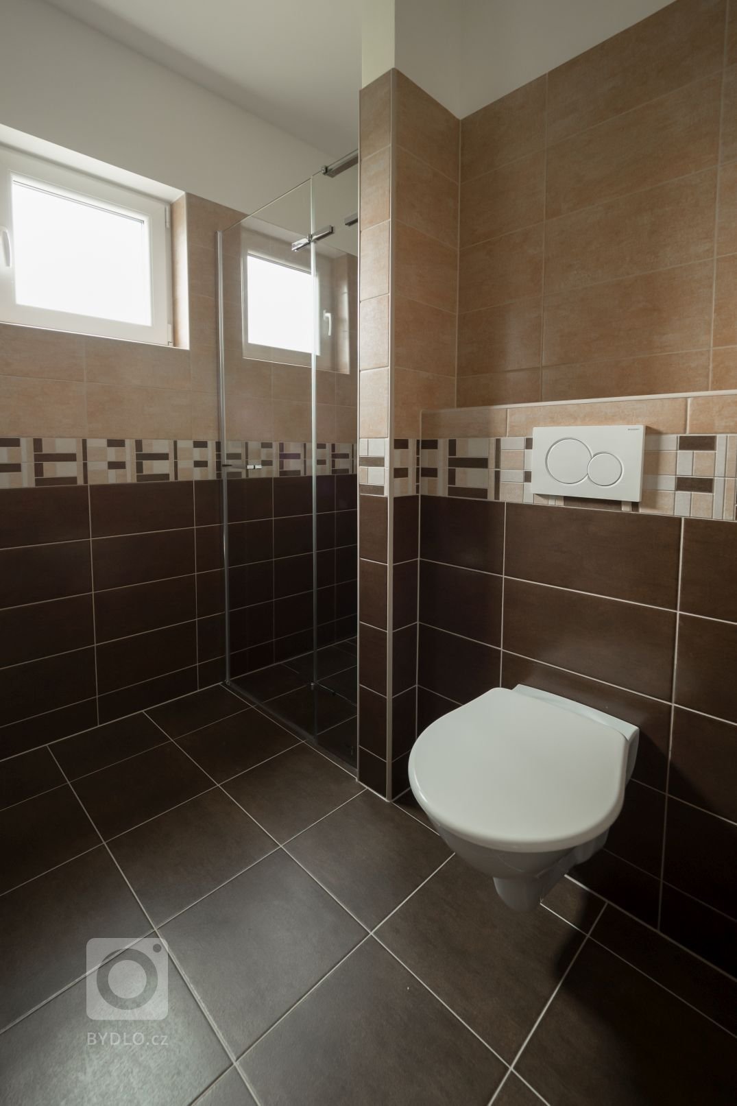 Dřevostavba EASY 48 s terasou a pergolou dokončená letos v létě. Kombinace bílé fasády, antracitové střechy a oken a obkladu ze sibiřského modřínu s…