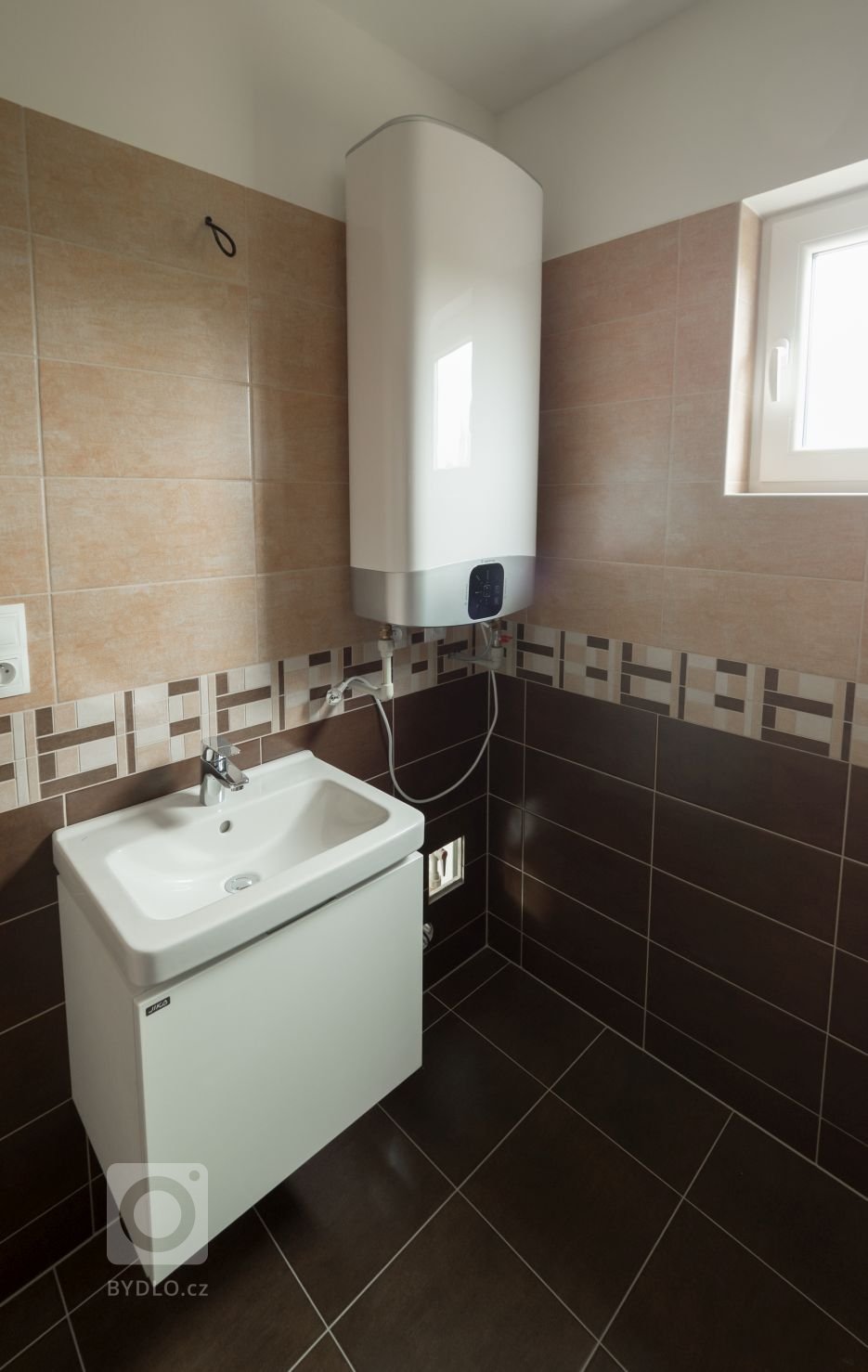 Dřevostavba EASY 48 s terasou a pergolou dokončená letos v létě. Kombinace bílé fasády, antracitové střechy a oken a obkladu ze sibiřského modřínu s…