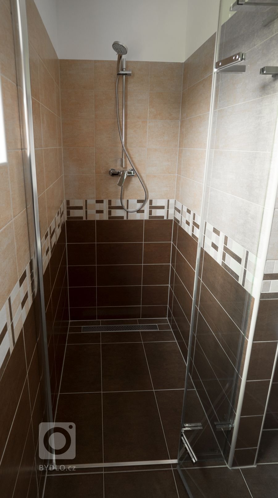 Dřevostavba EASY 48 s terasou a pergolou dokončená letos v létě. Kombinace bílé fasády, antracitové střechy a oken a obkladu ze sibiřského modřínu s…