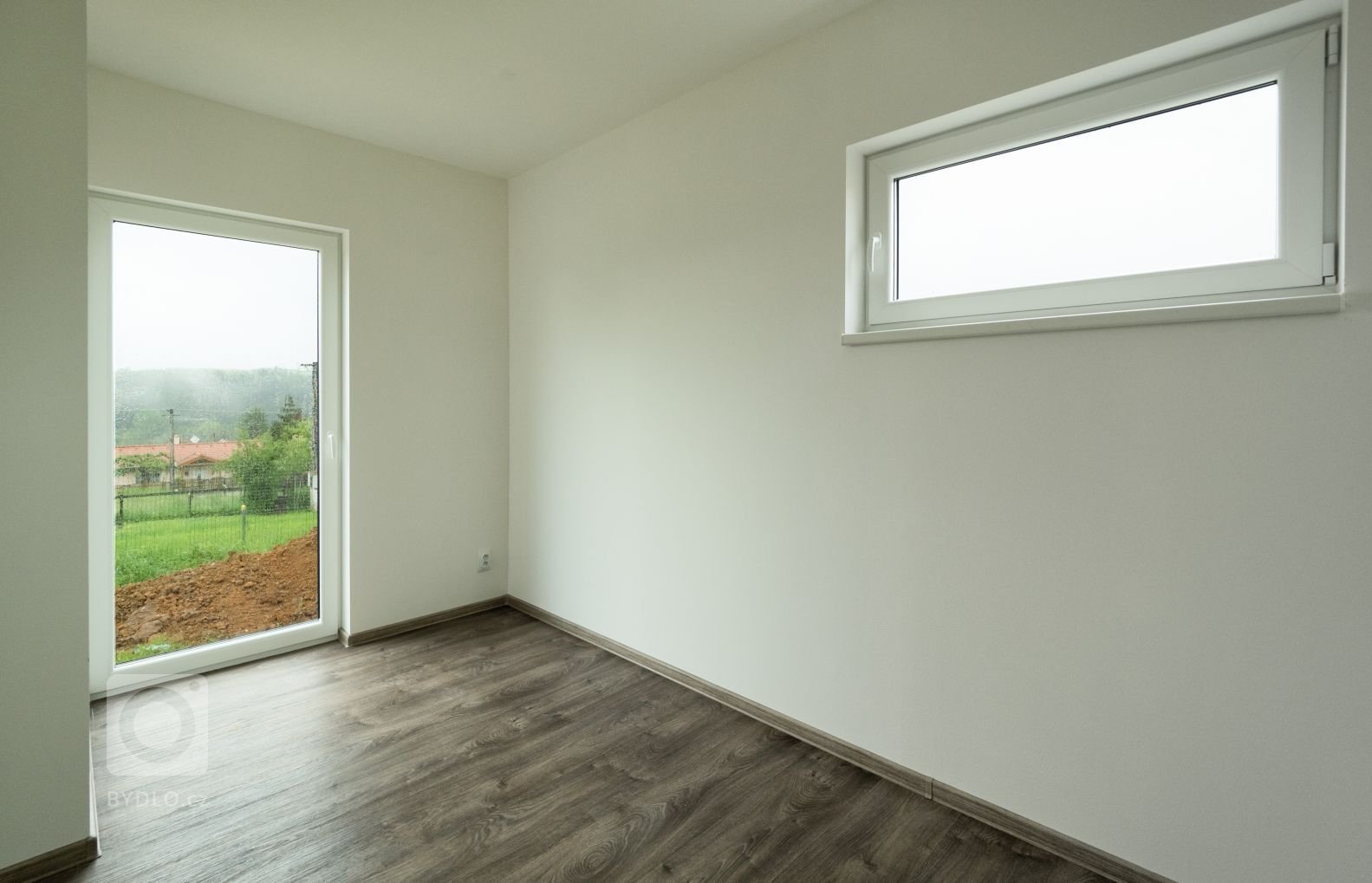 Dřevostavba EASY 48 s terasou a pergolou dokončená letos v létě. Kombinace bílé fasády, antracitové střechy a oken a obkladu ze sibiřského modřínu s…