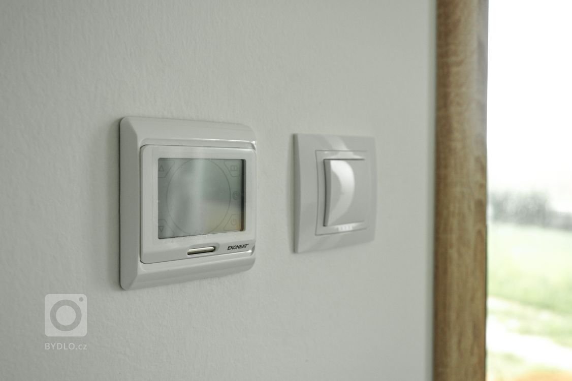 Dřevostavba EASY 48 s terasou a pergolou dokončená letos v létě. Kombinace bílé fasády, antracitové střechy a oken a obkladu ze sibiřského modřínu s…