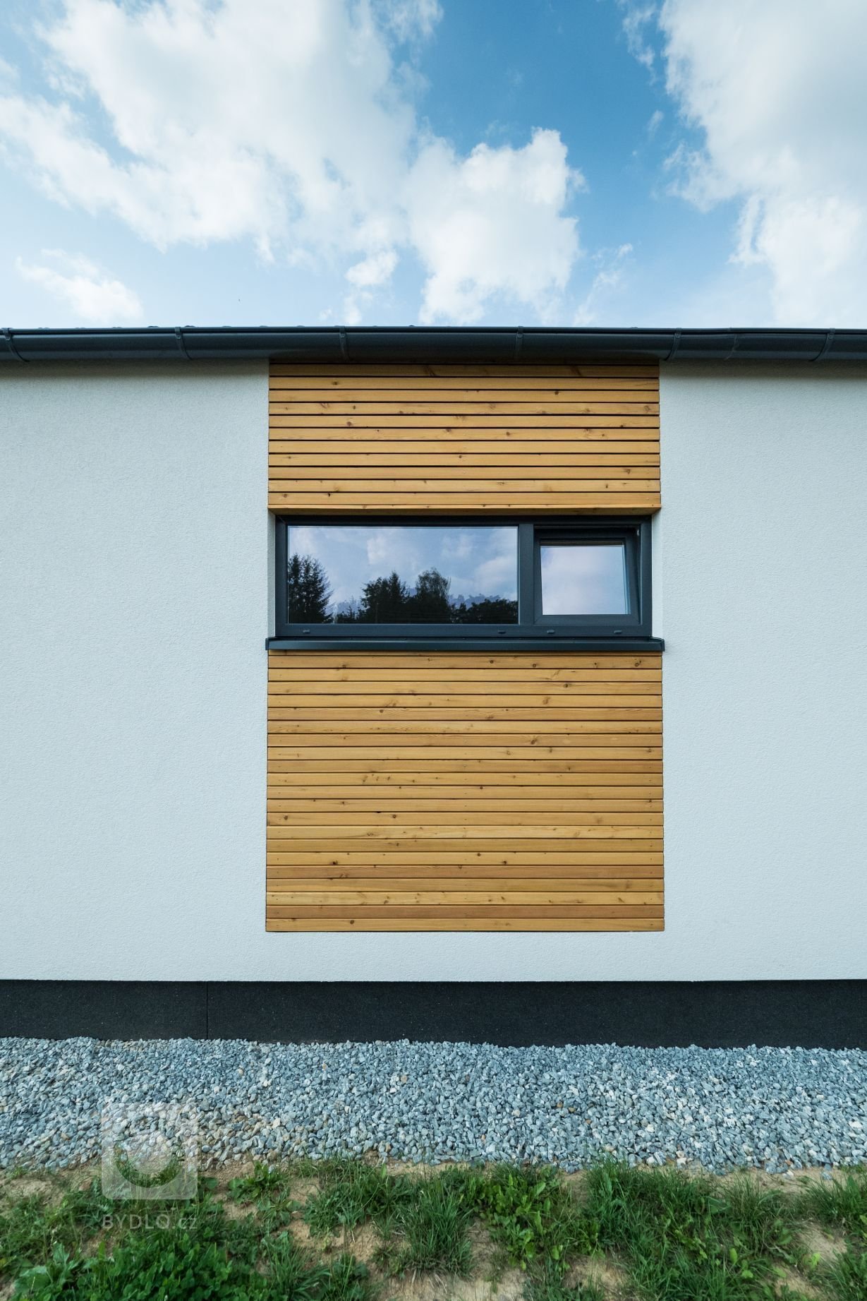 Dřevostavba EASY 48 s terasou a pergolou dokončená letos v létě. Kombinace bílé fasády, antracitové střechy a oken a obkladu ze sibiřského modřínu s…