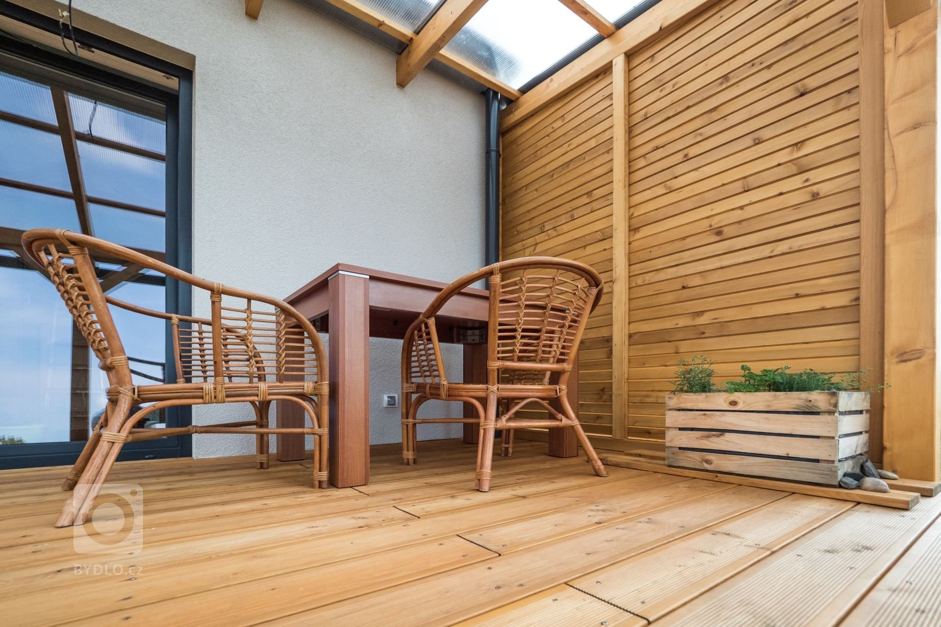 Dřevostavba EASY 48 s terasou a pergolou dokončená letos v létě. Kombinace bílé fasády, antracitové střechy a oken a obkladu ze sibiřského modřínu s…