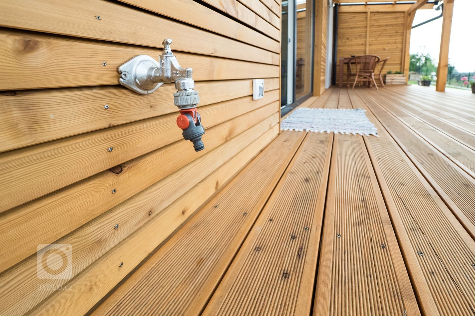 Dřevostavba EASY 48 s terasou a pergolou dokončená letos v létě. Kombinace bílé fasády, antracitové střechy a oken a obkladu ze sibiřského modřínu s…