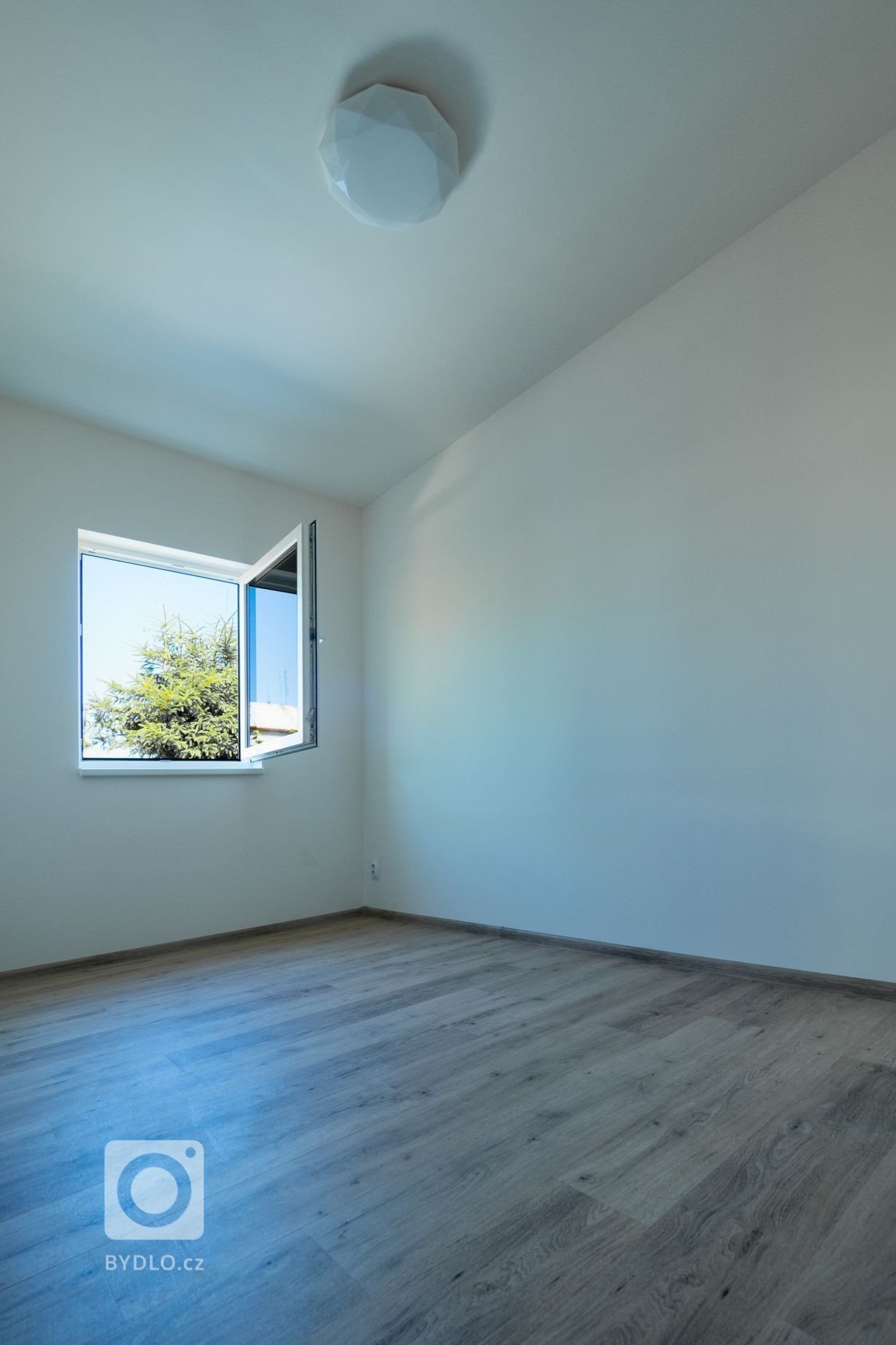 Dřevostavbu o zastavěné ploše 54m2 a půdorysu 6x9m jsme letos v&nbsp;létě postavili v&nbsp;obci Šťáhlavy a bude využívána jako rekreační objekt. Výstavba…