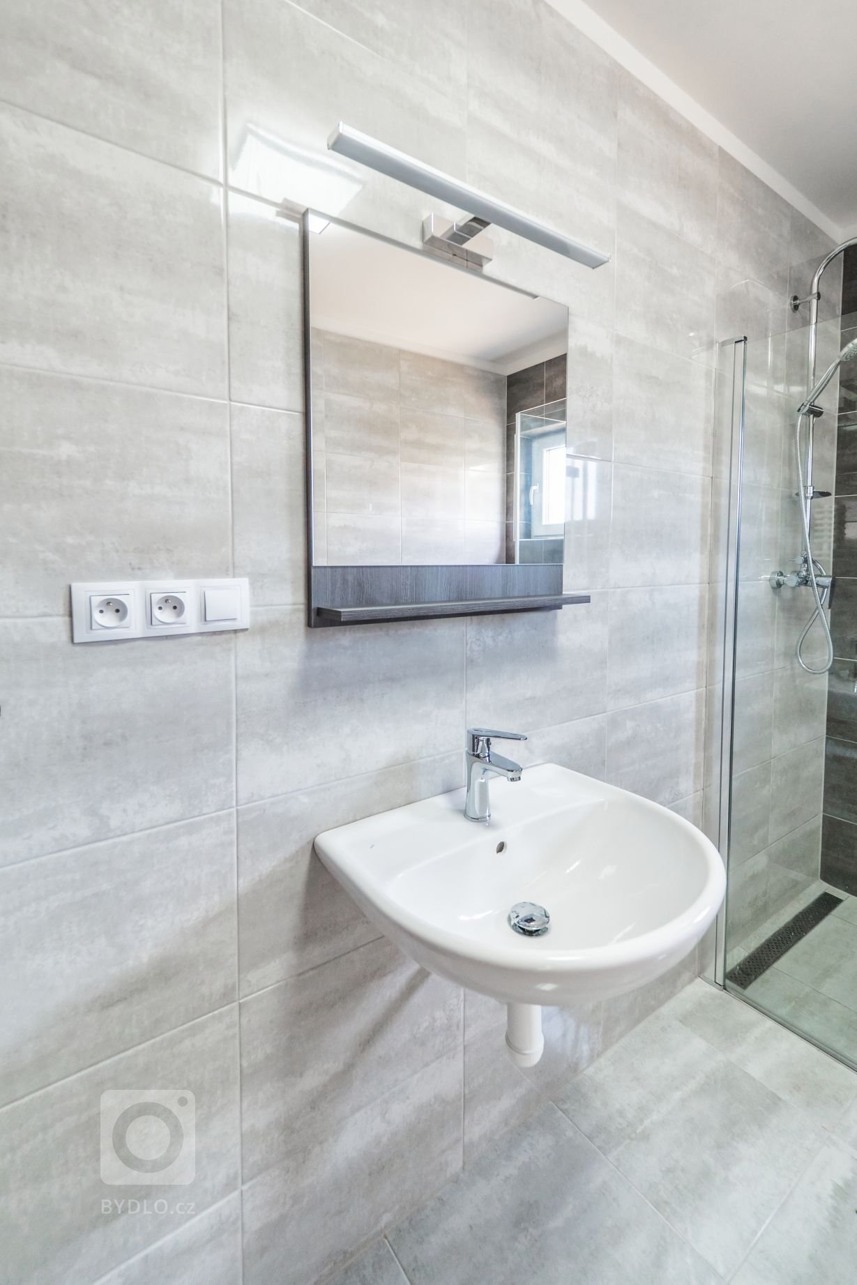 Dům vycházející z&nbsp;oblíbené dvou modulové dřevostavby Easy 48+40 o dispozici 3+kk má přístup na terasu ze všech pokojů a svým půdorysem do L poskytuje i…