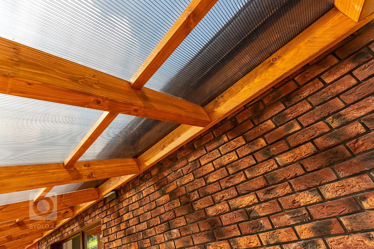 Nedaleko Plzně v&nbsp;krásné vesničce Nebílovy jsme v&nbsp;letošním roce zhotovili oblíbenou typový bungalov Easy 96. Dominantou této obdélníkové dřevostavby o…