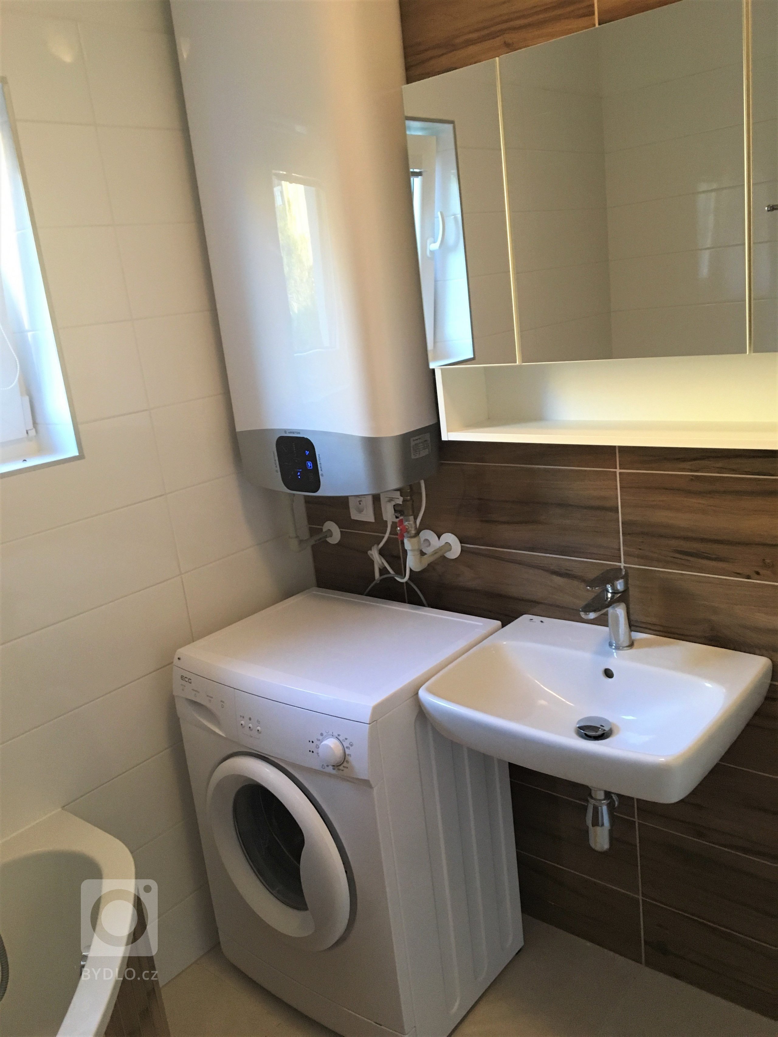 Na Domažlicku jsme letos postavili typovou dřevostavbu EASY 48 o půdoryse 12x4m v moderní kombinaci antracitových oken a střechy a bílé fasády, kterou…