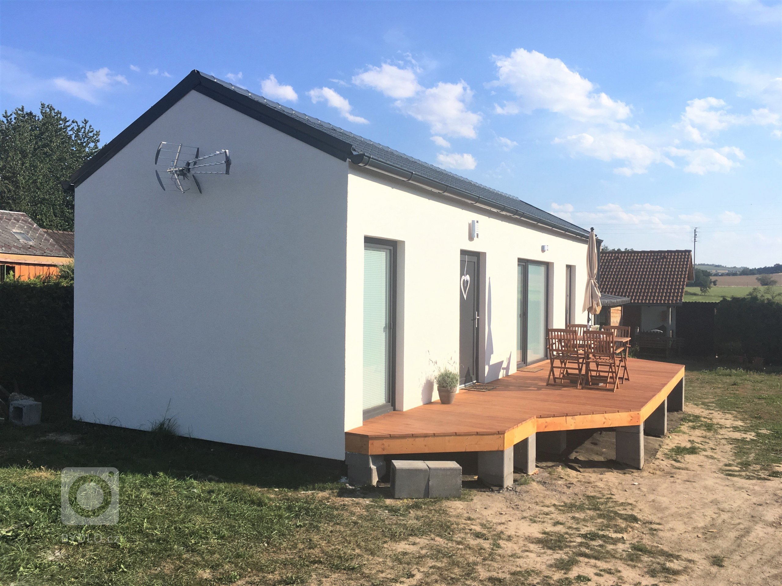 Na Domažlicku jsme letos postavili typovou dřevostavbu EASY 48 o půdoryse 12x4m v moderní kombinaci antracitových oken a střechy a bílé fasády, kterou…