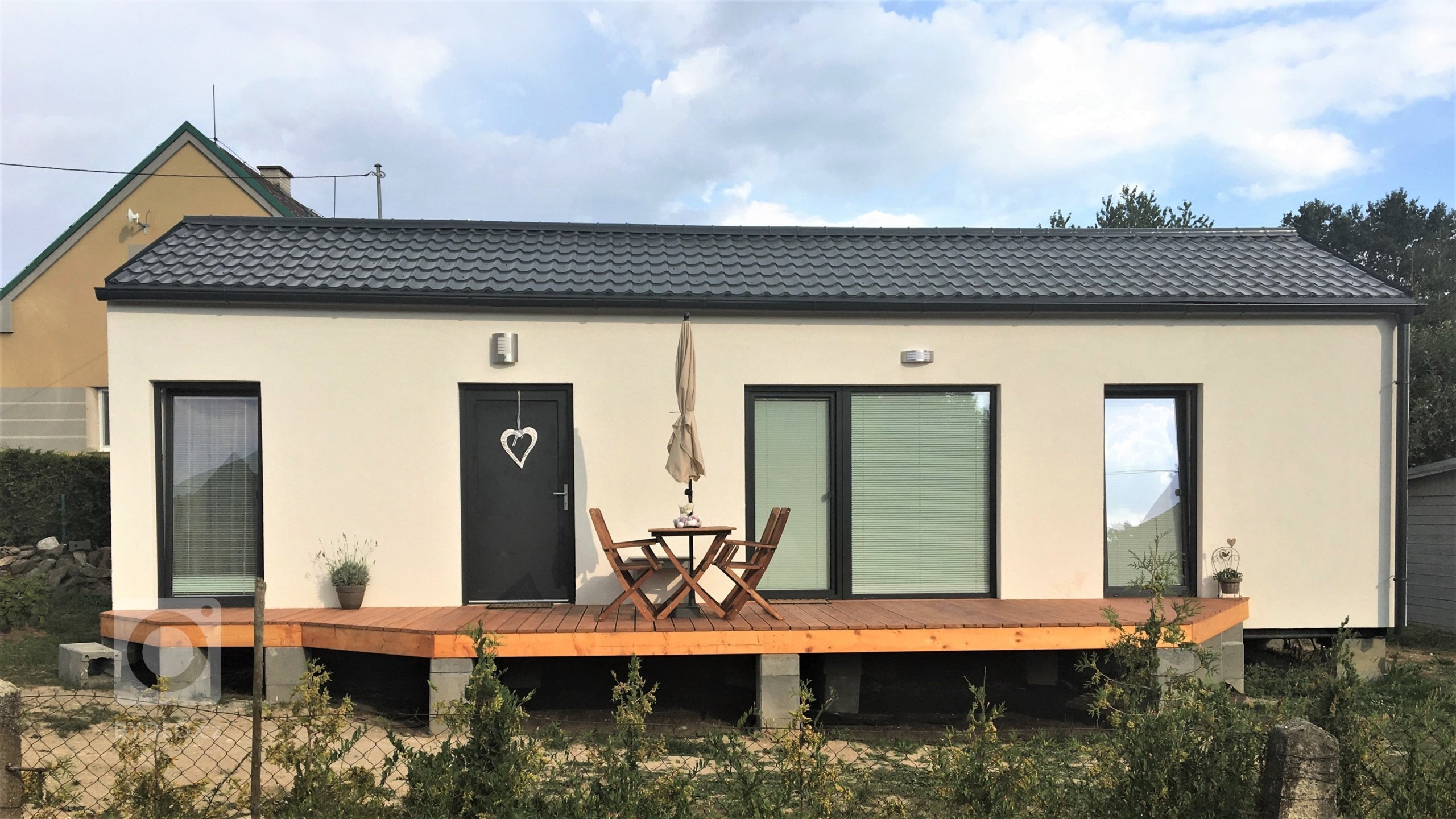 Na Domažlicku jsme letos postavili typovou dřevostavbu EASY 48 o půdoryse 12x4m v moderní kombinaci antracitových oken a střechy a bílé fasády, kterou…