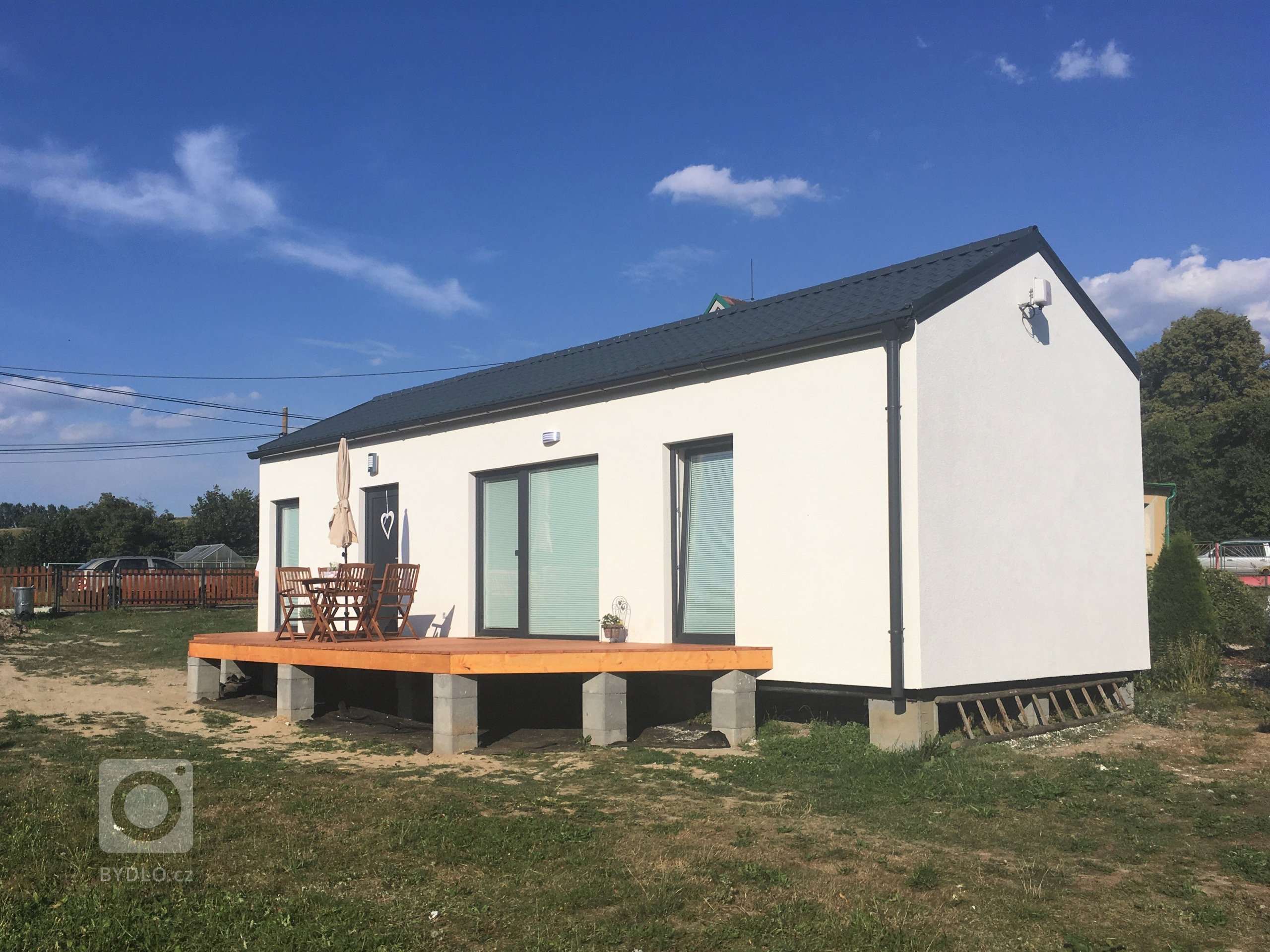 Na Domažlicku jsme letos postavili typovou dřevostavbu EASY 48 o půdoryse 12x4m v moderní kombinaci antracitových oken a střechy a bílé fasády, kterou…