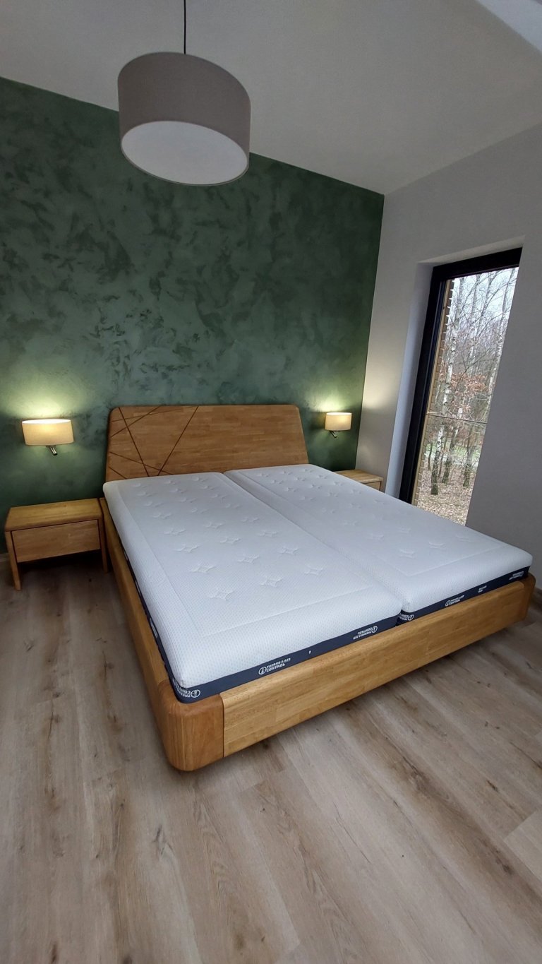 Masivní postel z malajského dubu. Model NOE.