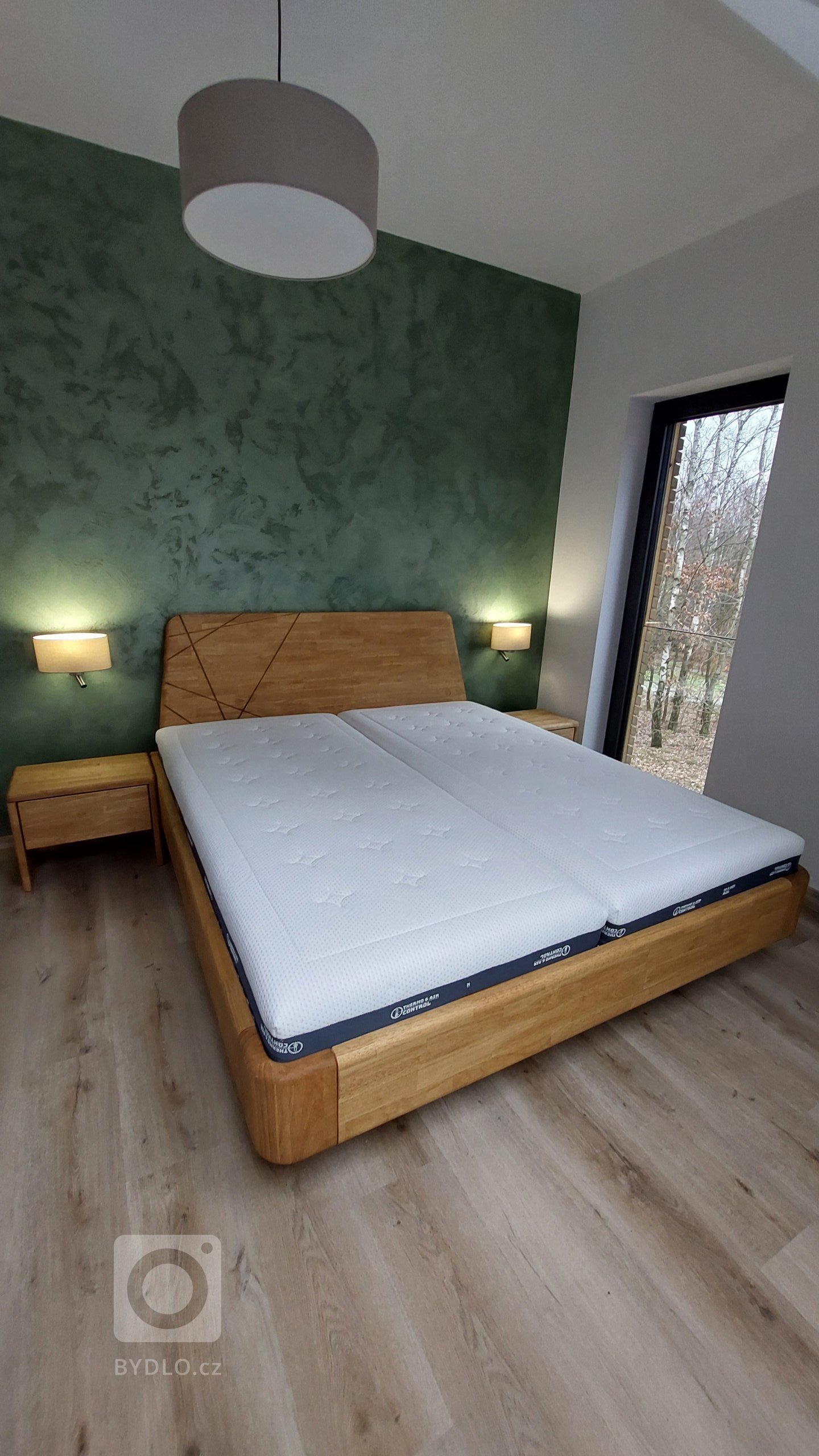 Masivní postel z malajského dubu. Model NOE.