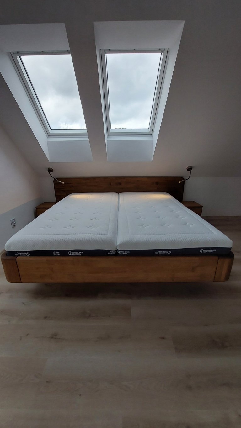 Dubová postel z masivu malajský dub. Model NEVE 2020 
