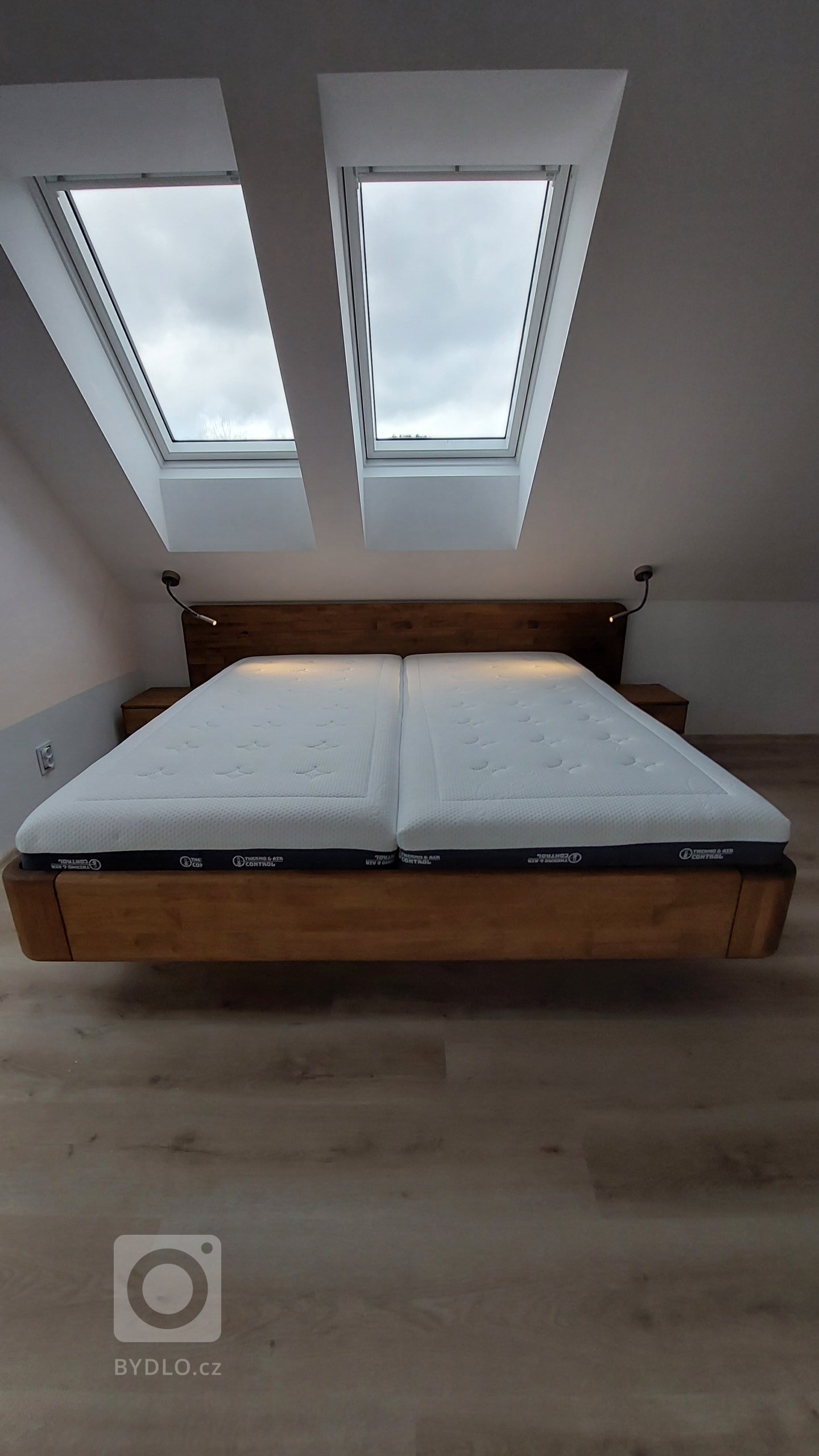 Dubová postel z masivu malajský dub. Model NEVE 2020 