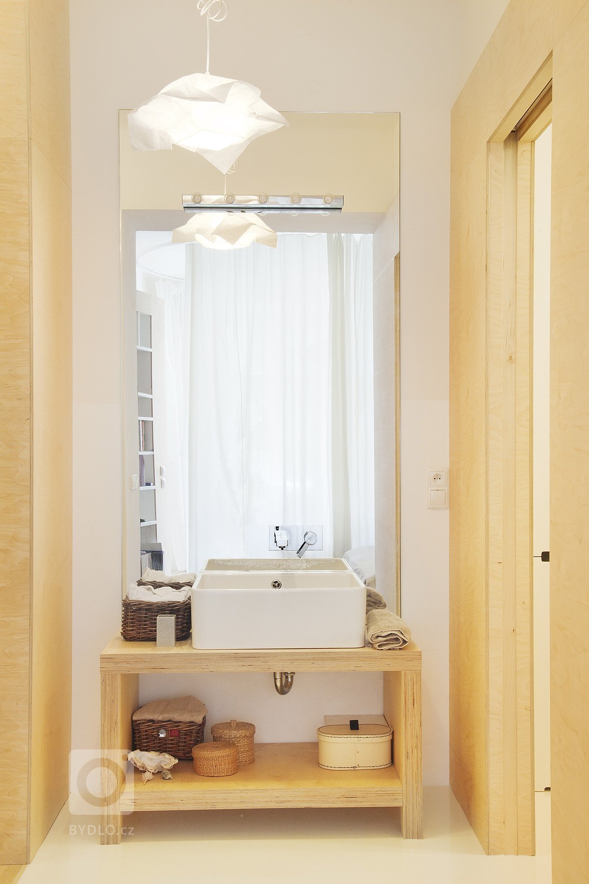 Typický dvoupokojový byt na Letné byl proměnen v jeden velký obytný prostor, kde jsou jednotlivé zóny (vaření, spaní, relax) vzájemně oddělené pouze kruhovým…