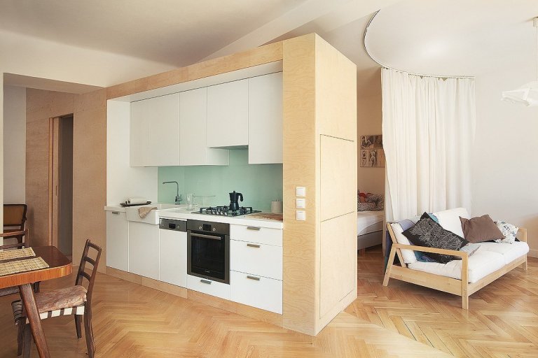 Typický dvoupokojový byt na Letné byl proměnen v jeden velký obytný prostor, kde jsou jednotlivé zóny (vaření, spaní, relax) vzájemně oddělené pouze kruhovým…