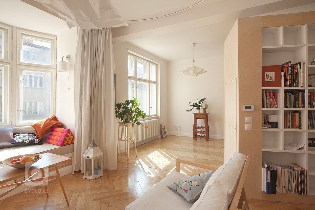 Typický dvoupokojový byt na Letné byl proměnen v jeden velký obytný prostor, kde jsou jednotlivé zóny (vaření, spaní, relax) vzájemně oddělené pouze kruhovým…