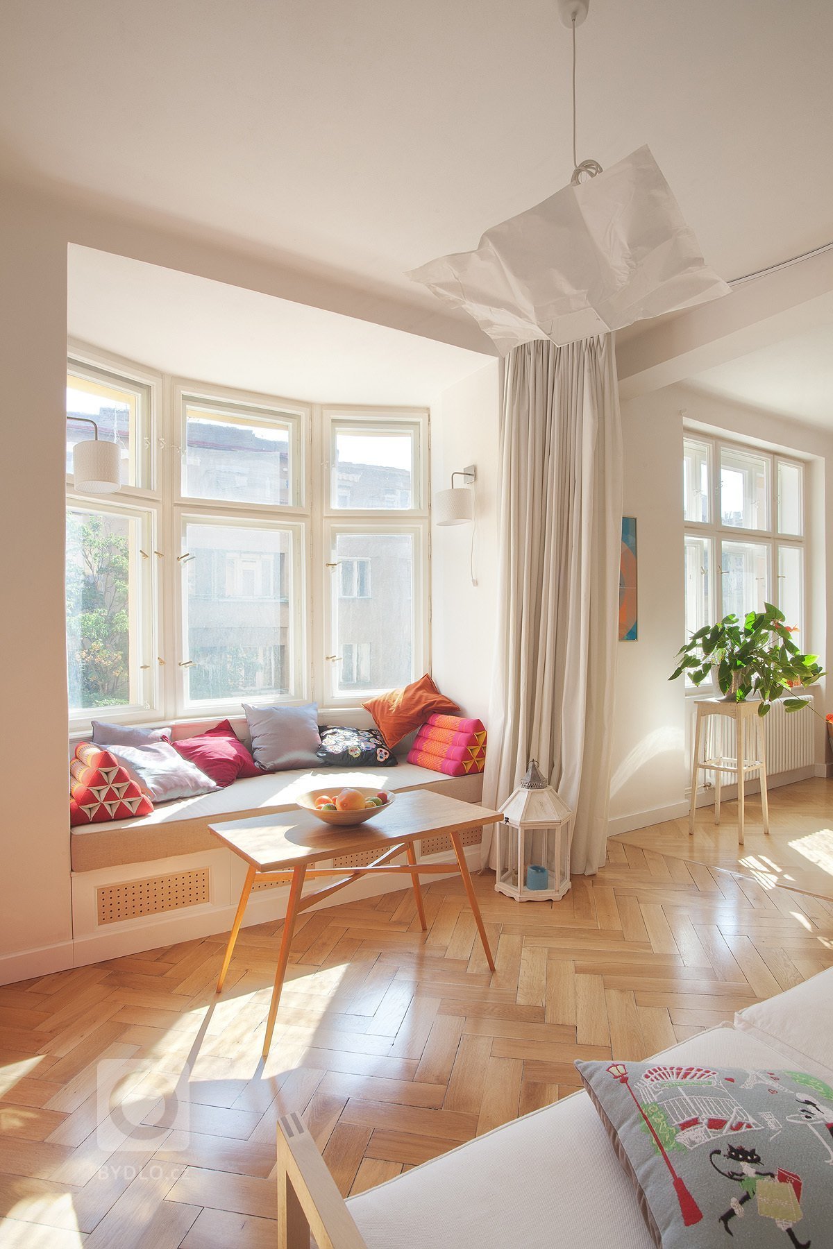 Typický dvoupokojový byt na Letné byl proměnen v jeden velký obytný prostor, kde jsou jednotlivé zóny (vaření, spaní, relax) vzájemně oddělené pouze kruhovým…