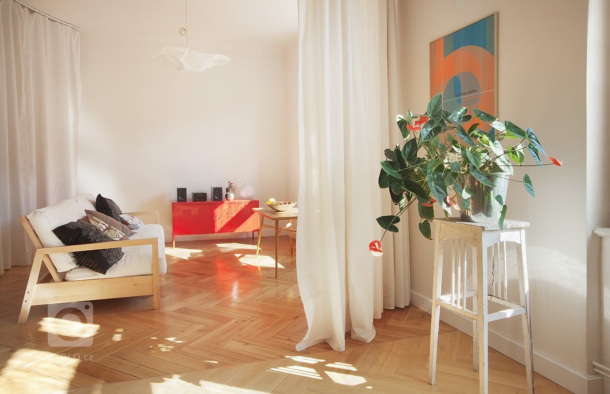 Typický dvoupokojový byt na Letné byl proměnen v jeden velký obytný prostor, kde jsou jednotlivé zóny (vaření, spaní, relax) vzájemně oddělené pouze kruhovým…