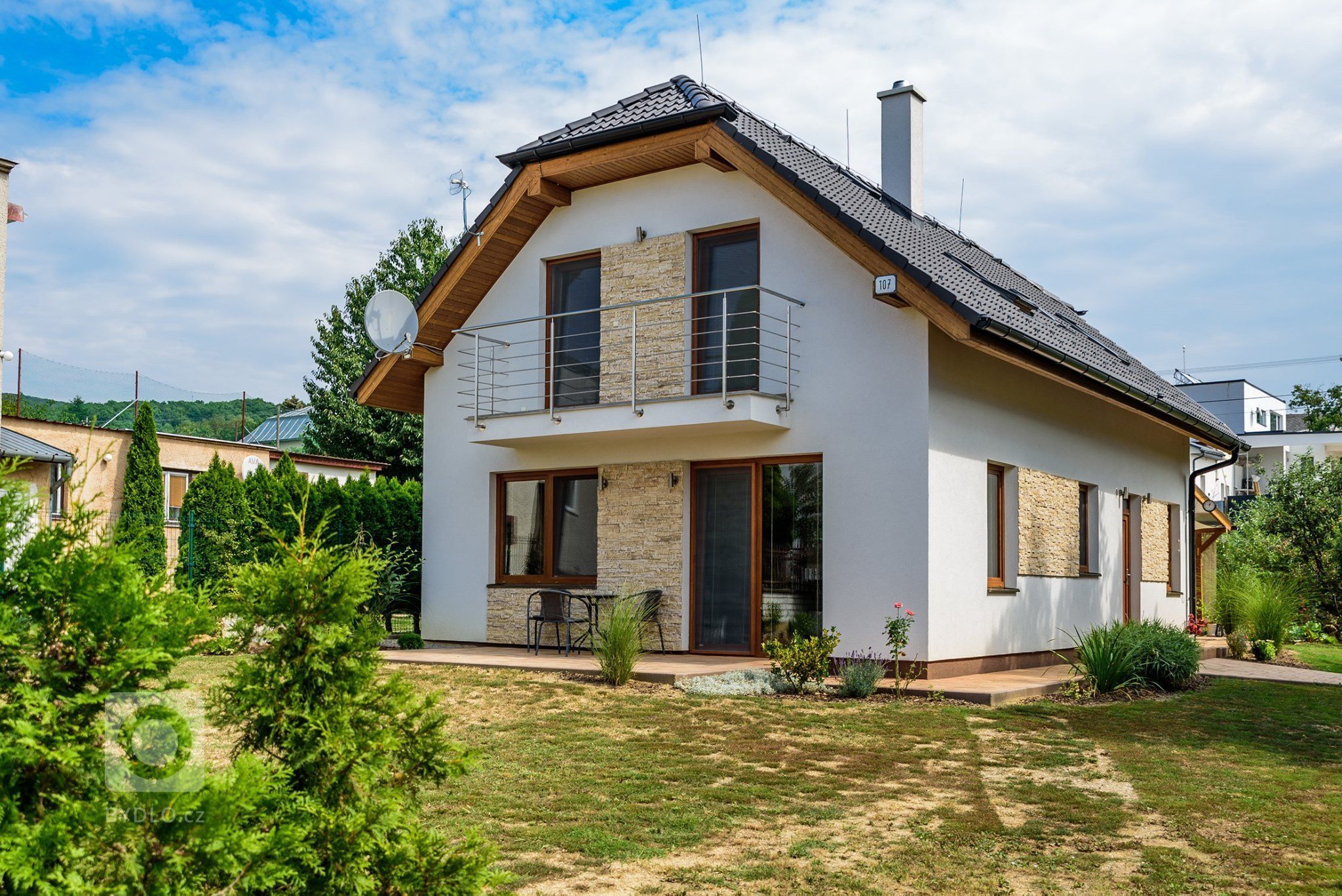 Dvoupatrový dům pro větší rodinu 5+KK , který&nbsp;jsme postavili v krásné obci Nováčady na Slovensku. Užitná plocha domu je&nbsp;104,6 m2&nbsp;a zastavěná…