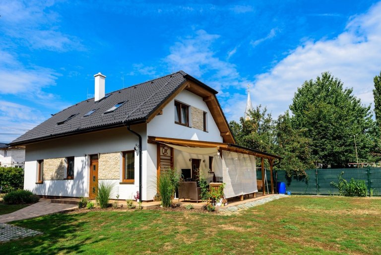 Dvoupatrový dům pro větší rodinu 5+KK , který&nbsp;jsme postavili v krásné obci Nováčady na Slovensku. Užitná plocha domu je&nbsp;104,6 m2&nbsp;a zastavěná…