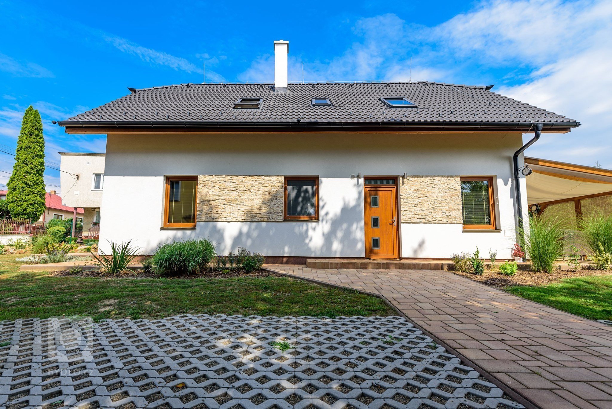 Dvoupatrový dům pro větší rodinu 5+KK , který&nbsp;jsme postavili v krásné obci Nováčady na Slovensku. Užitná plocha domu je&nbsp;104,6 m2&nbsp;a zastavěná…