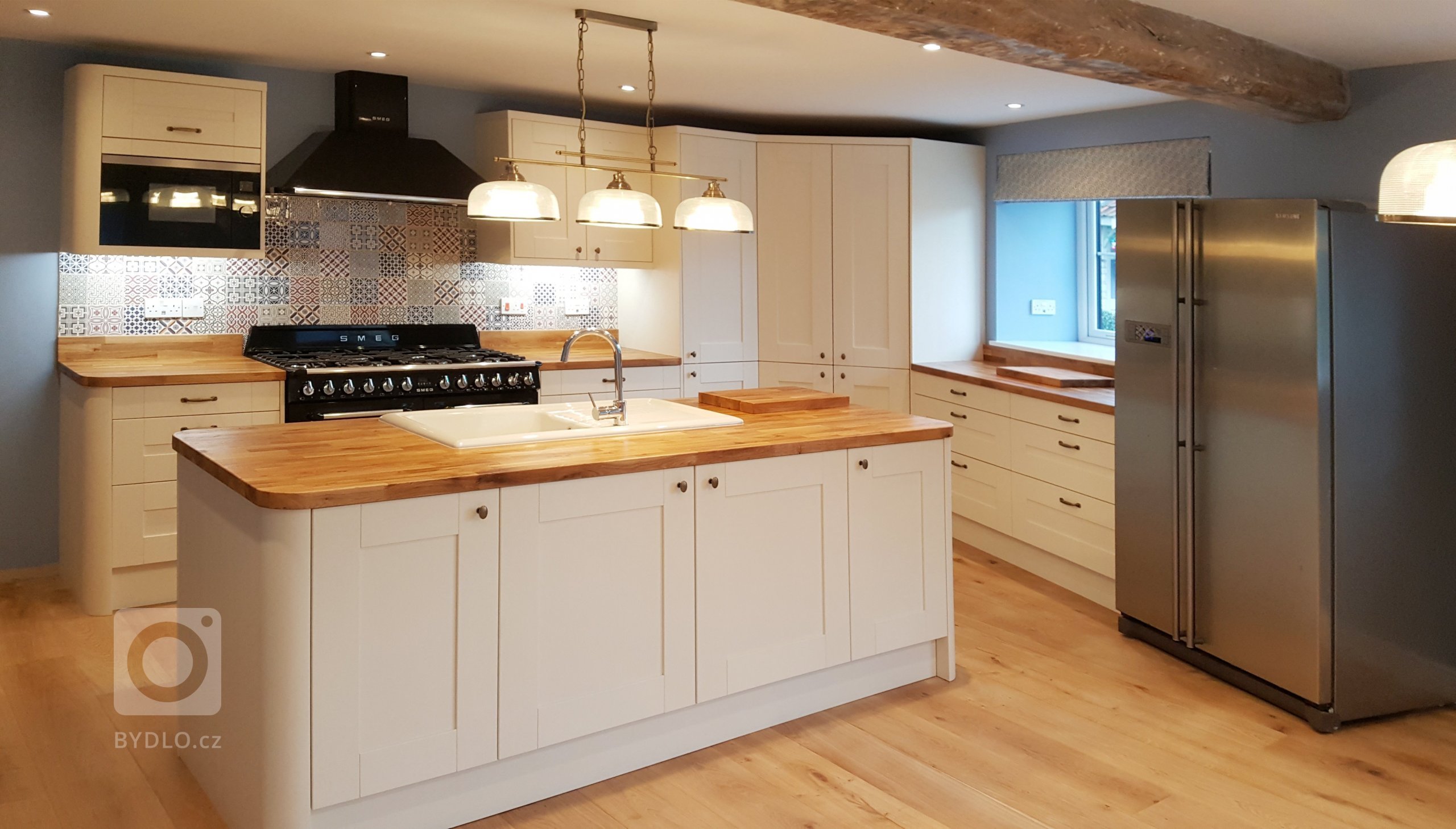 Ostrůvek má skříňky dostupné z obou stran