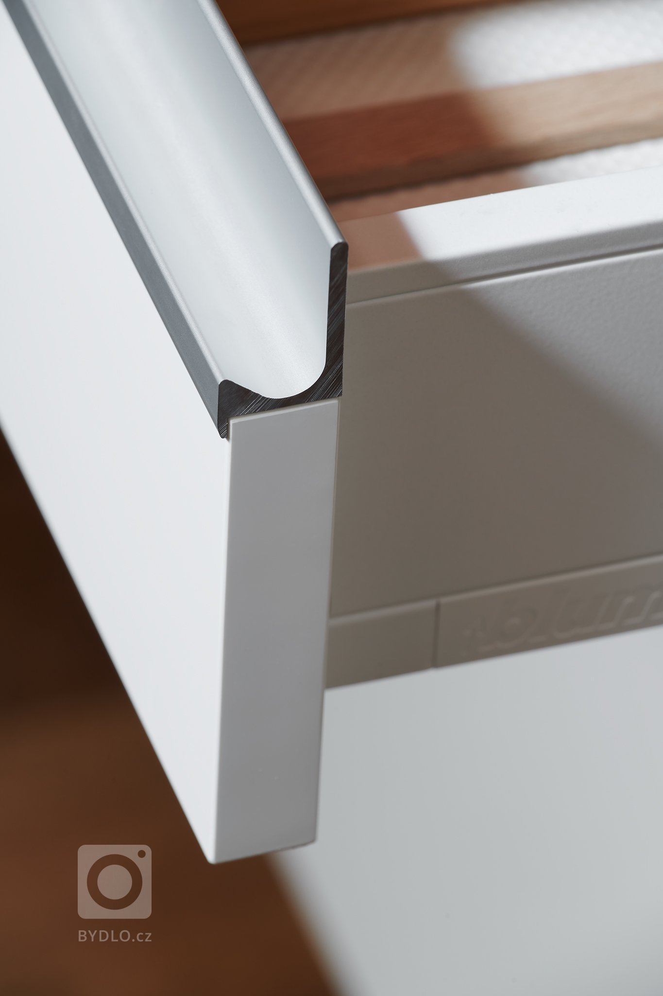 Bílá&nbsp;barva kuchyně představuje univerzální řešení a&nbsp;lesk&nbsp;je už pěkných pár let v kurzu.&nbsp;Lesklé povrchy&nbsp;dodávají kuchyni exkluzivní…