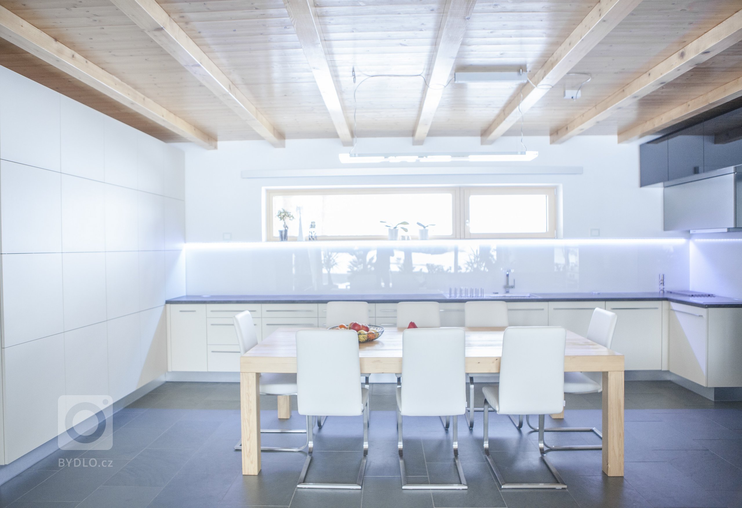 Hra linií a designu.
