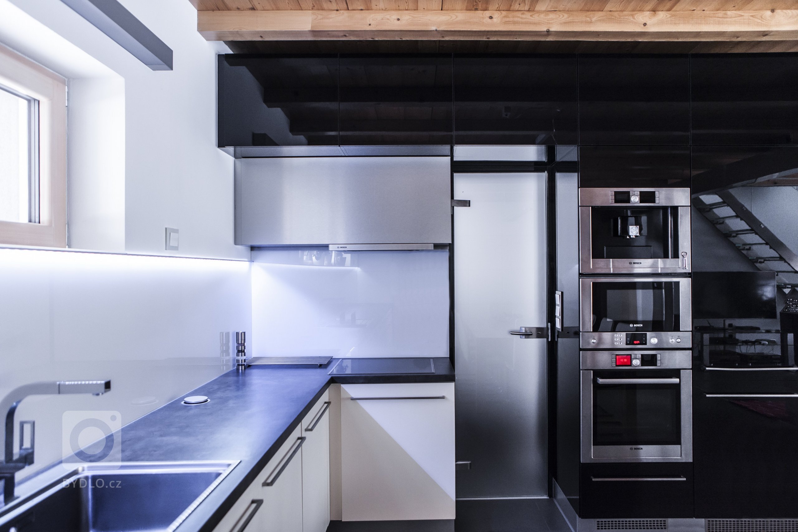 Hra linií a designu.
