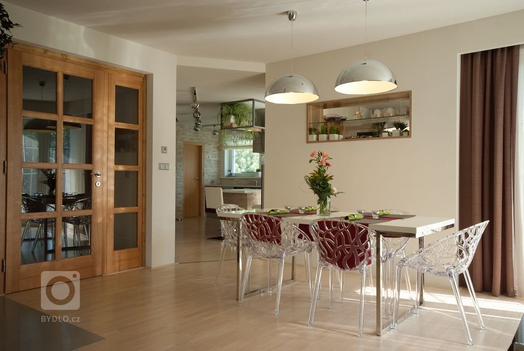 Architekti z pořadu &quot;Jak se staví sen&quot; splnily další z řady vysněných interiérů.

Je zde použita kombinace kamenných obkladů, které jsou nalepeny…