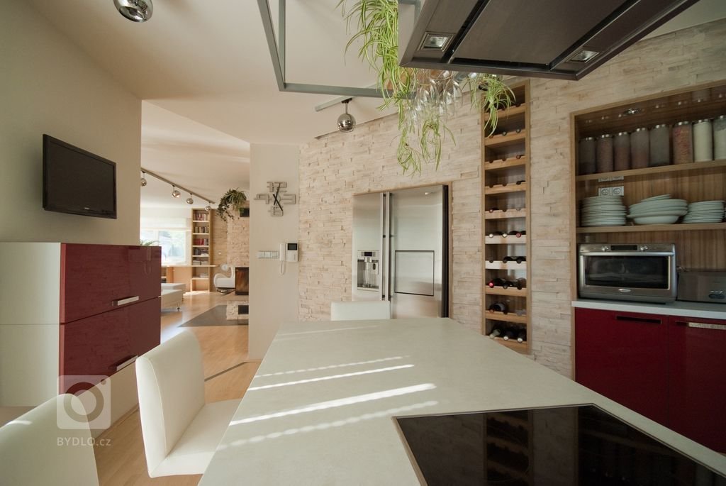 Architekti z pořadu "Jak se staví sen" splnily další z řady vysněných interiérů.

Je zde použita kombinace kamenných obkladů, které jsou nalepeny…