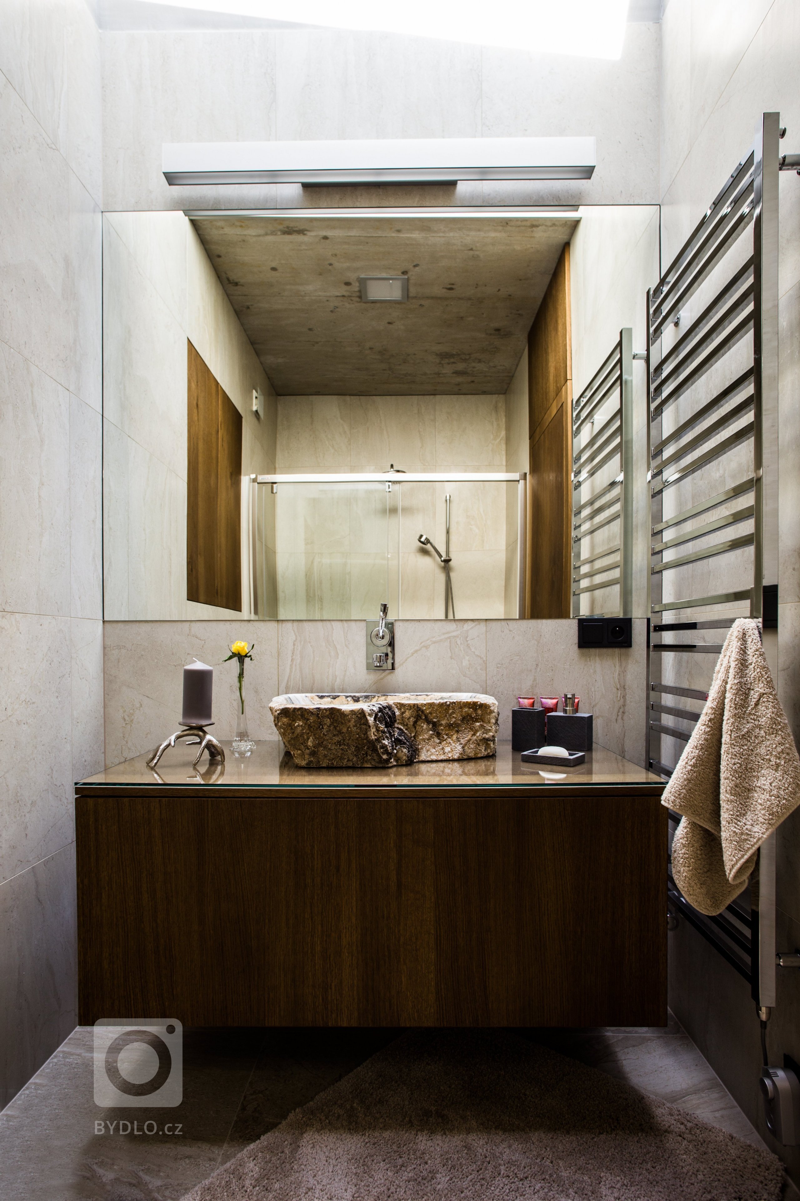 Záměrem architekta byl moderně pojatý dům maximálně přiblížit&nbsp;přírodě.

Proto byly záměrně použity dubové dýhy s viditelnými vypadanými suky a dýhy s…