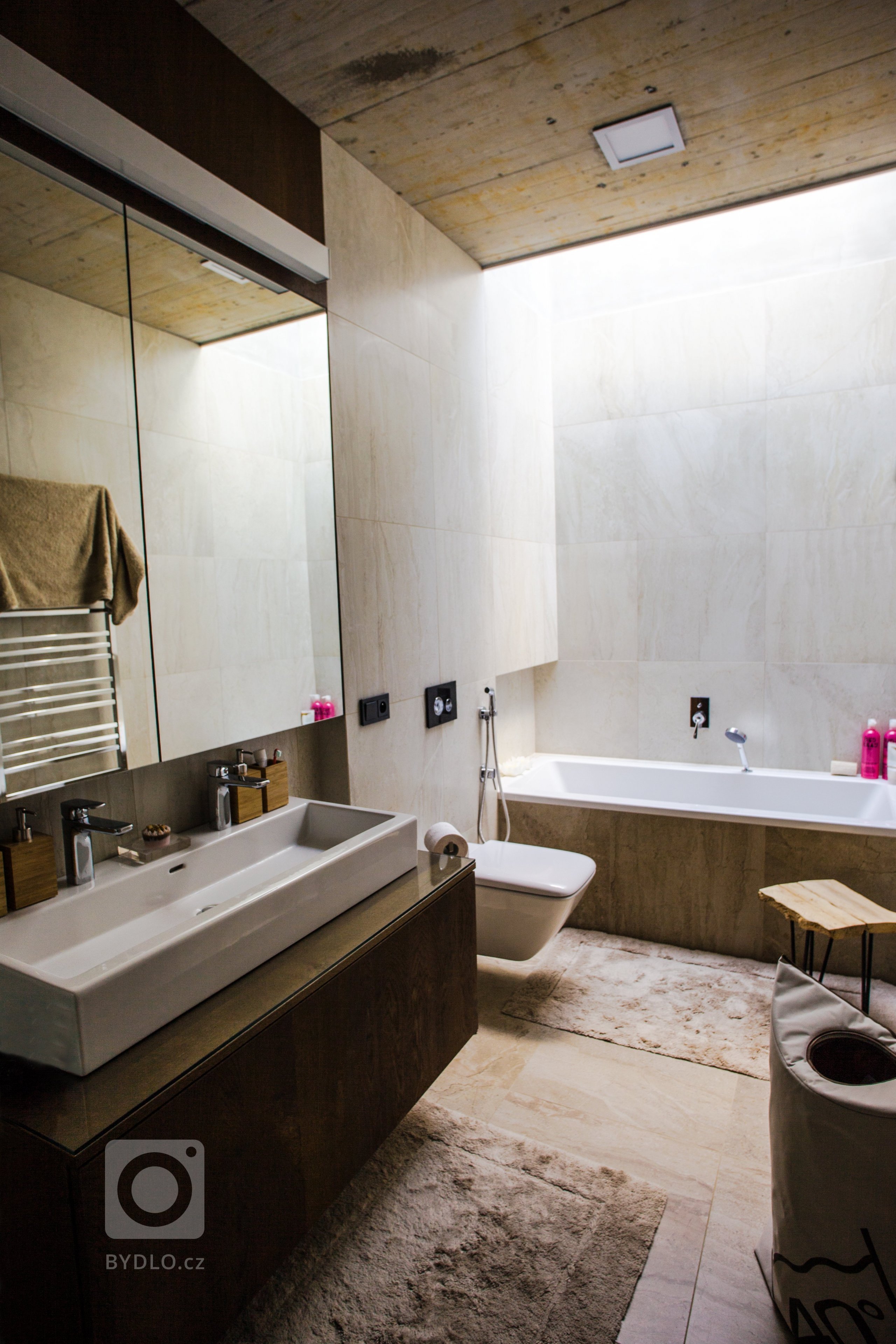 Záměrem architekta byl moderně pojatý dům maximálně přiblížit&nbsp;přírodě.

Proto byly záměrně použity dubové dýhy s viditelnými vypadanými suky a dýhy s…