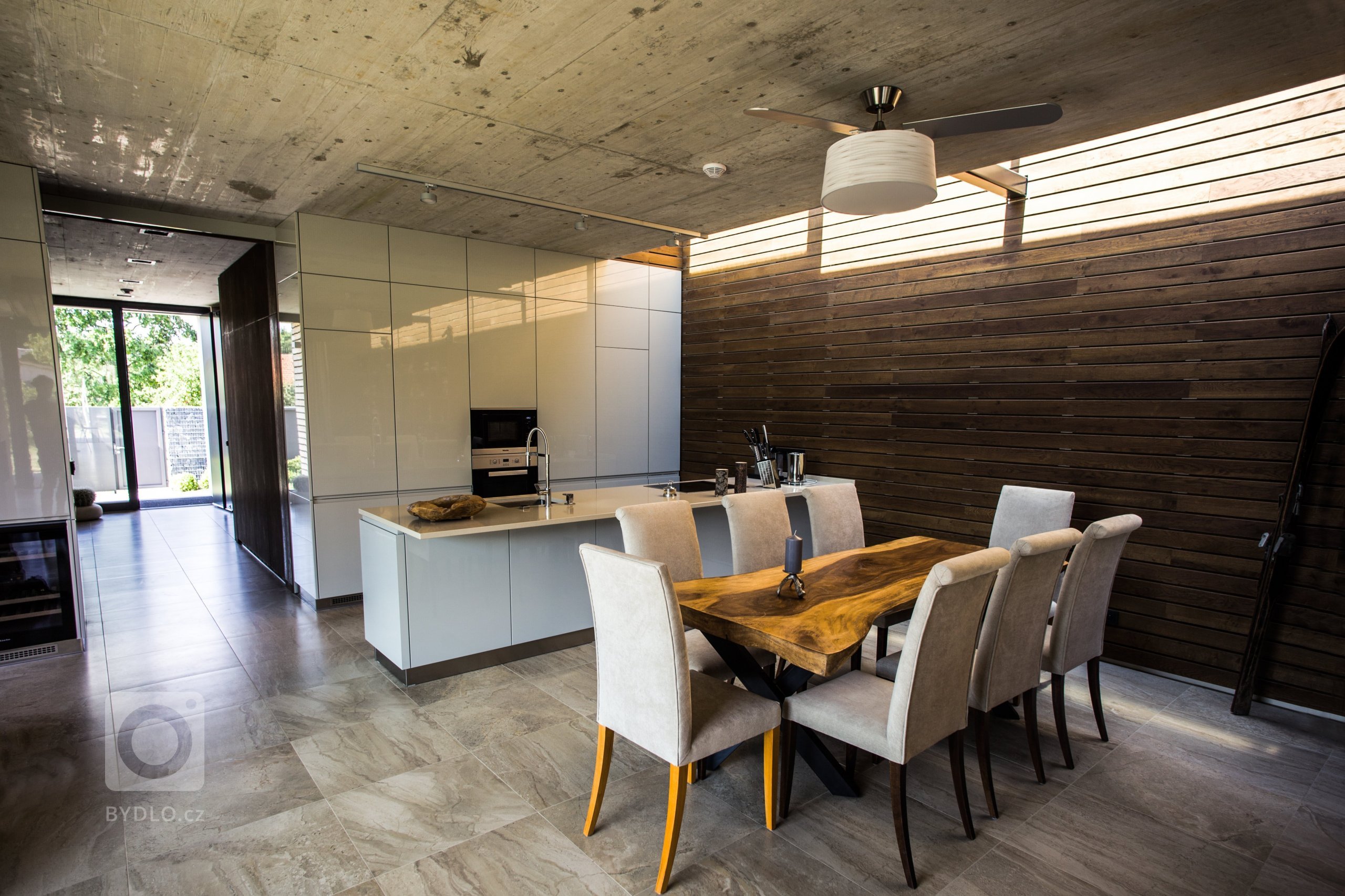 Záměrem architekta byl moderně pojatý dům maximálně přiblížit&nbsp;přírodě.

Proto byly záměrně použity dubové dýhy s viditelnými vypadanými suky a dýhy s…