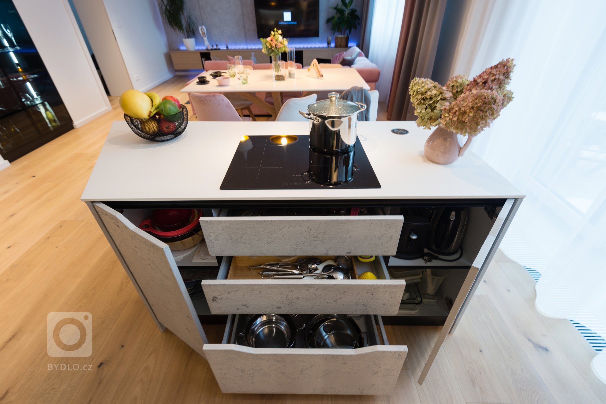 Strohý interiér bytu mladej manažérky bez zbytočnej romantiky a provokácie.&nbsp;

Prívlastok WoodLady má tento výnimočný dizajn na mieru pre mladú dámu s…