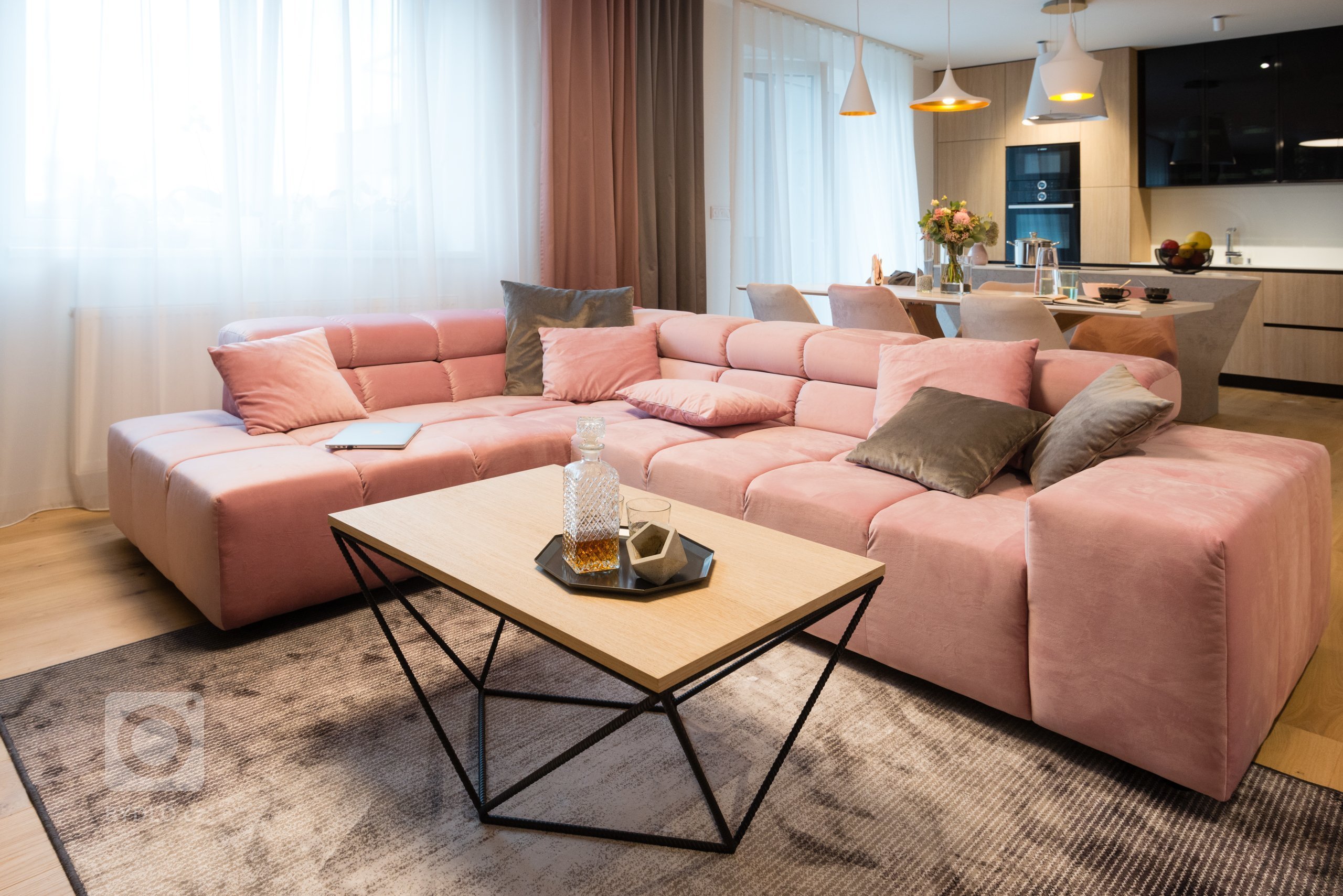 Strohý interiér bytu mladej manažérky bez zbytočnej romantiky a provokácie.&nbsp;

Prívlastok WoodLady má tento výnimočný dizajn na mieru pre mladú dámu s…