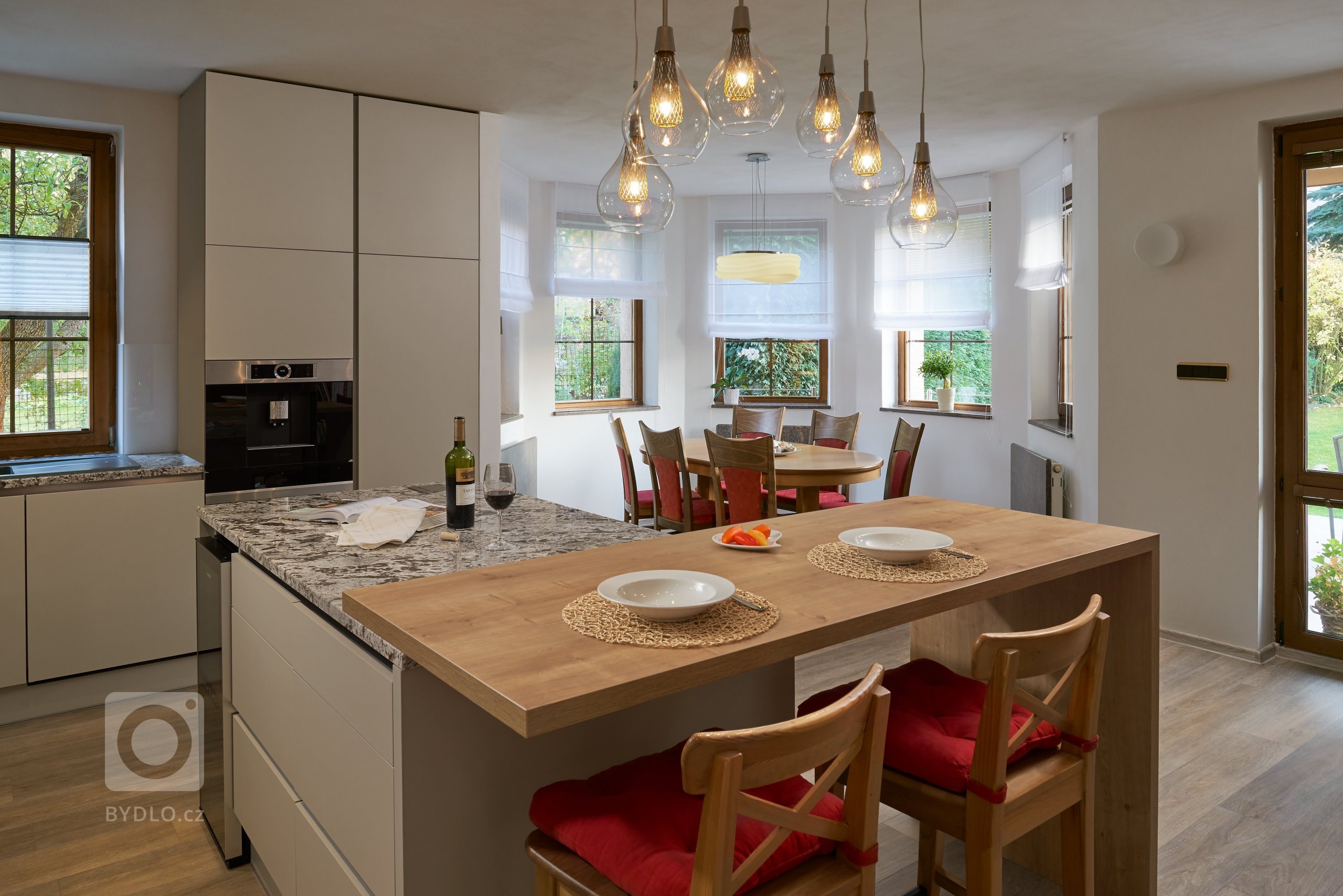 Hlavní myšlenkou návrhu byla elegance, nadčasovost, funkčnost a v neposlední řadě dostatek úložných prostor.

Z původního vybavení chtěli majitelé ponechat…