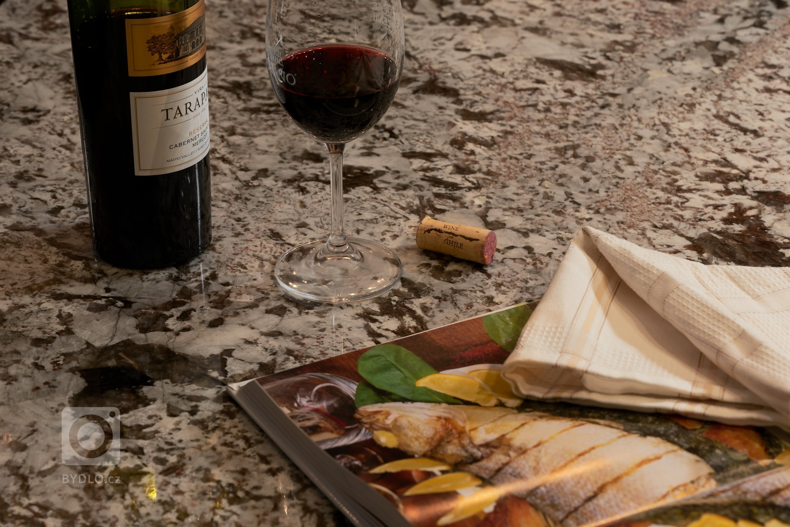 Hlavní myšlenkou návrhu byla elegance, nadčasovost, funkčnost a v neposlední řadě dostatek úložných prostor.

Z původního vybavení chtěli majitelé ponechat…